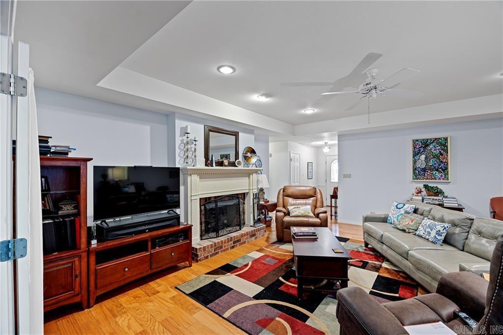 123 Hillcrest Dr