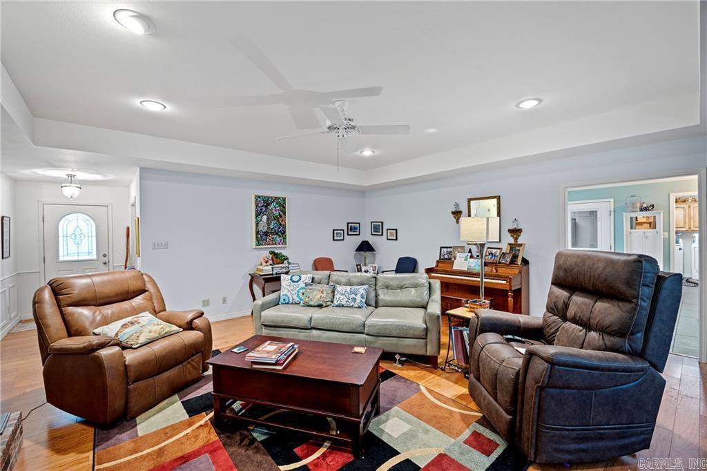 123 Hillcrest Dr