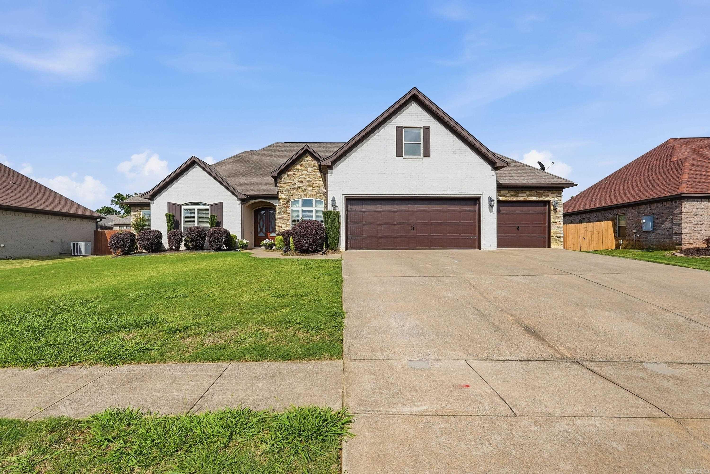 3221 Robbins Drive