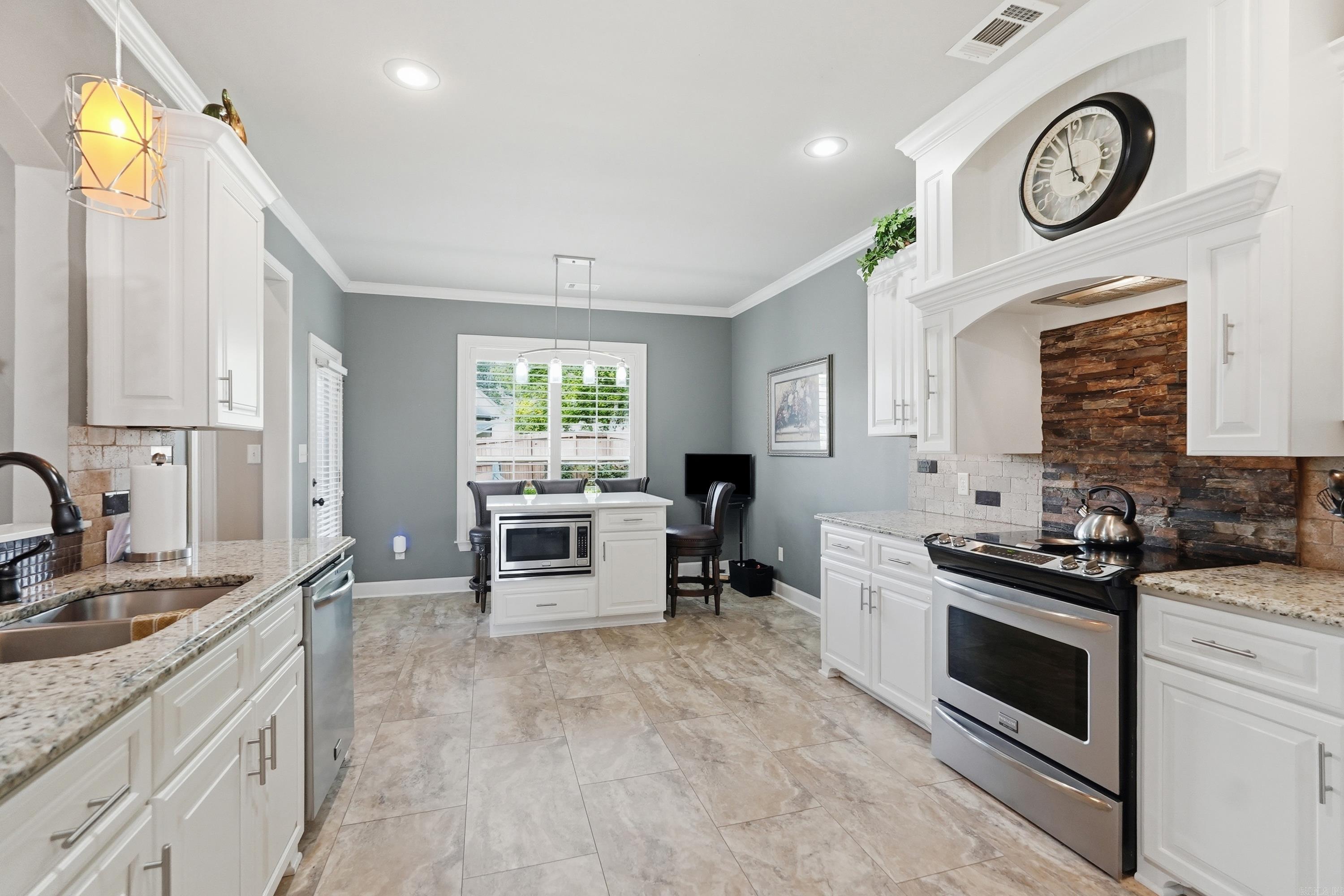 3221 Robbins Drive