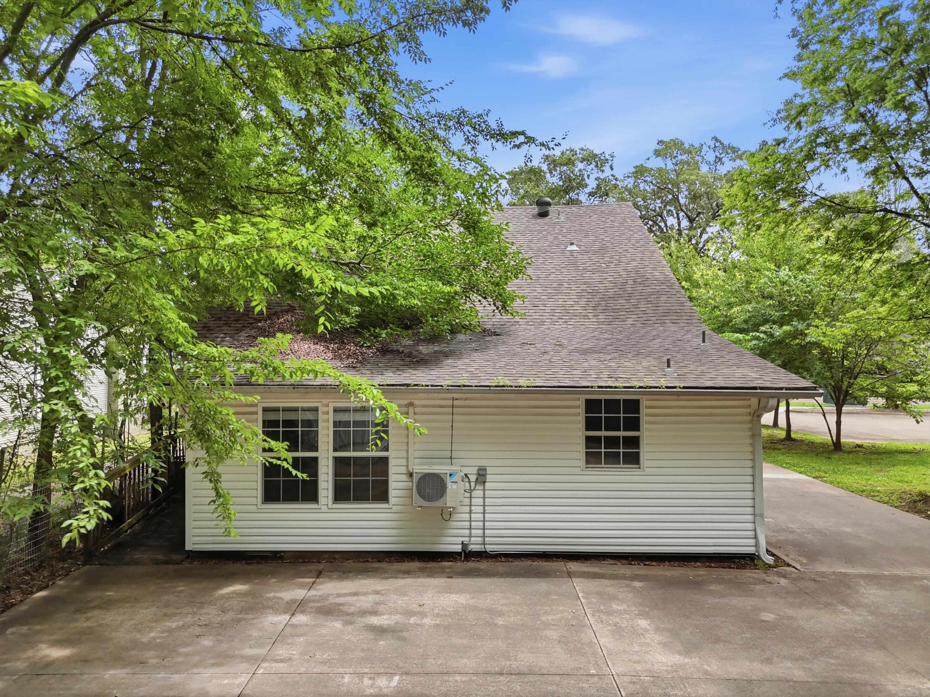 523 LOCUST Avenue