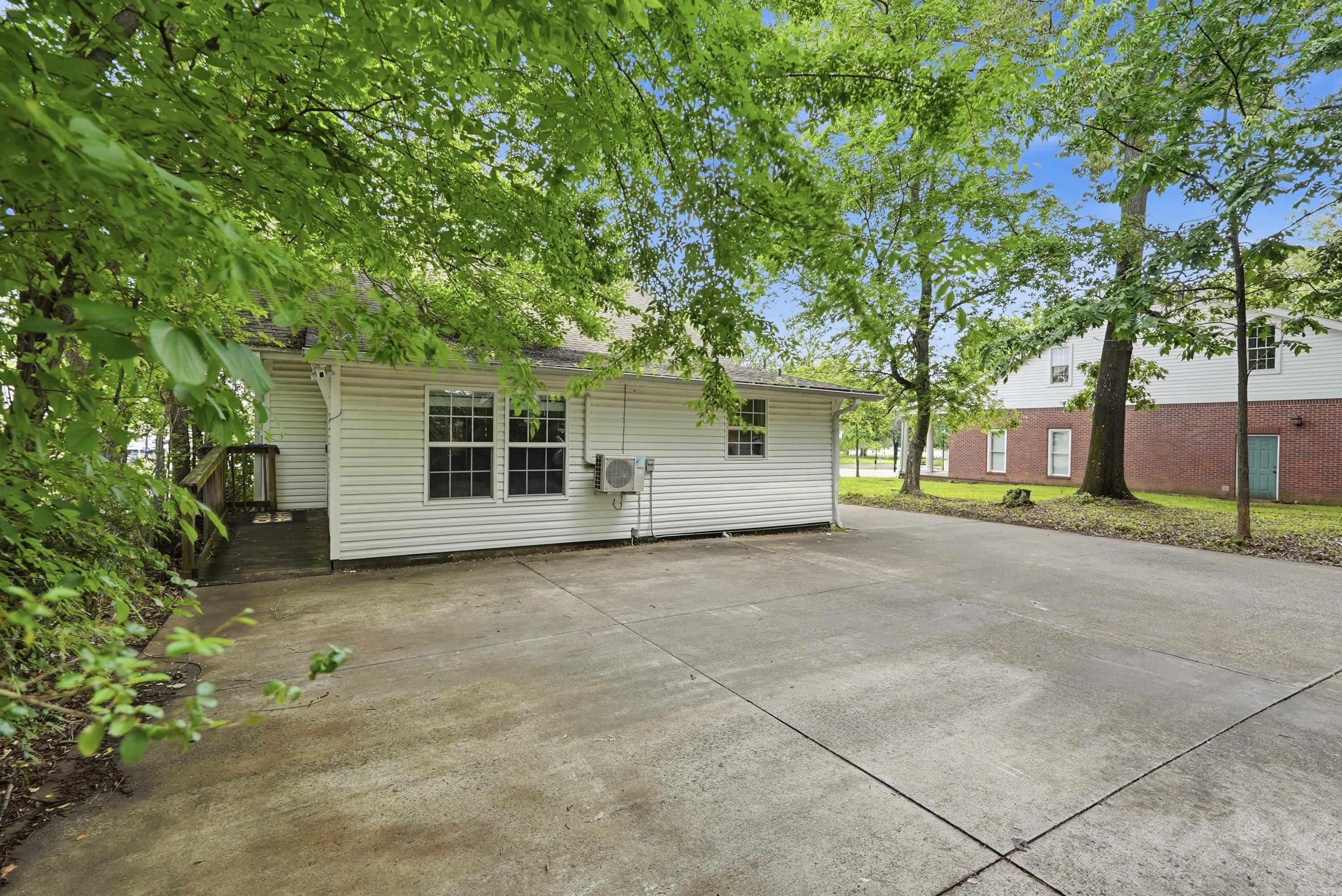 523 LOCUST Avenue