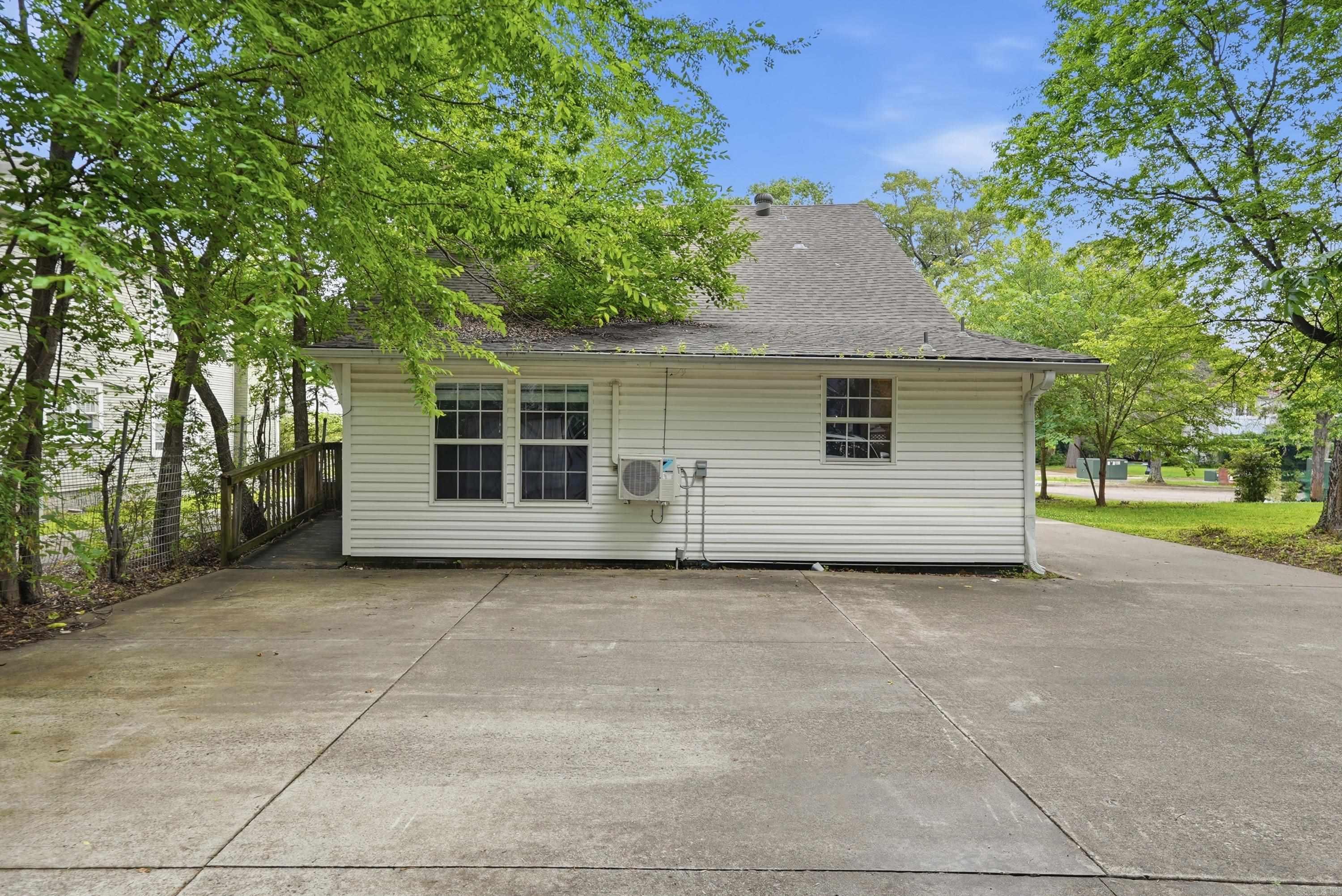 523 LOCUST Avenue