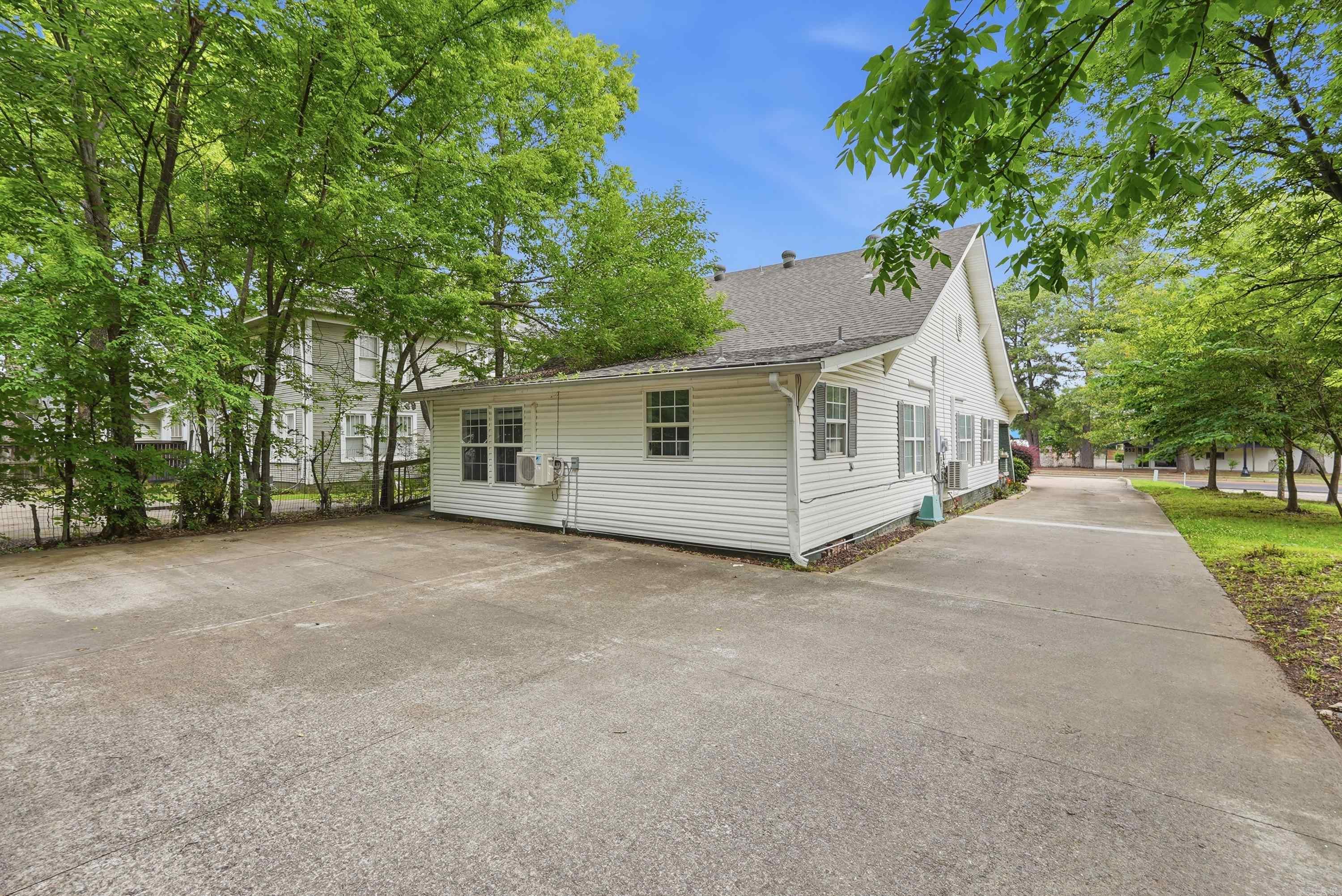 523 LOCUST Avenue