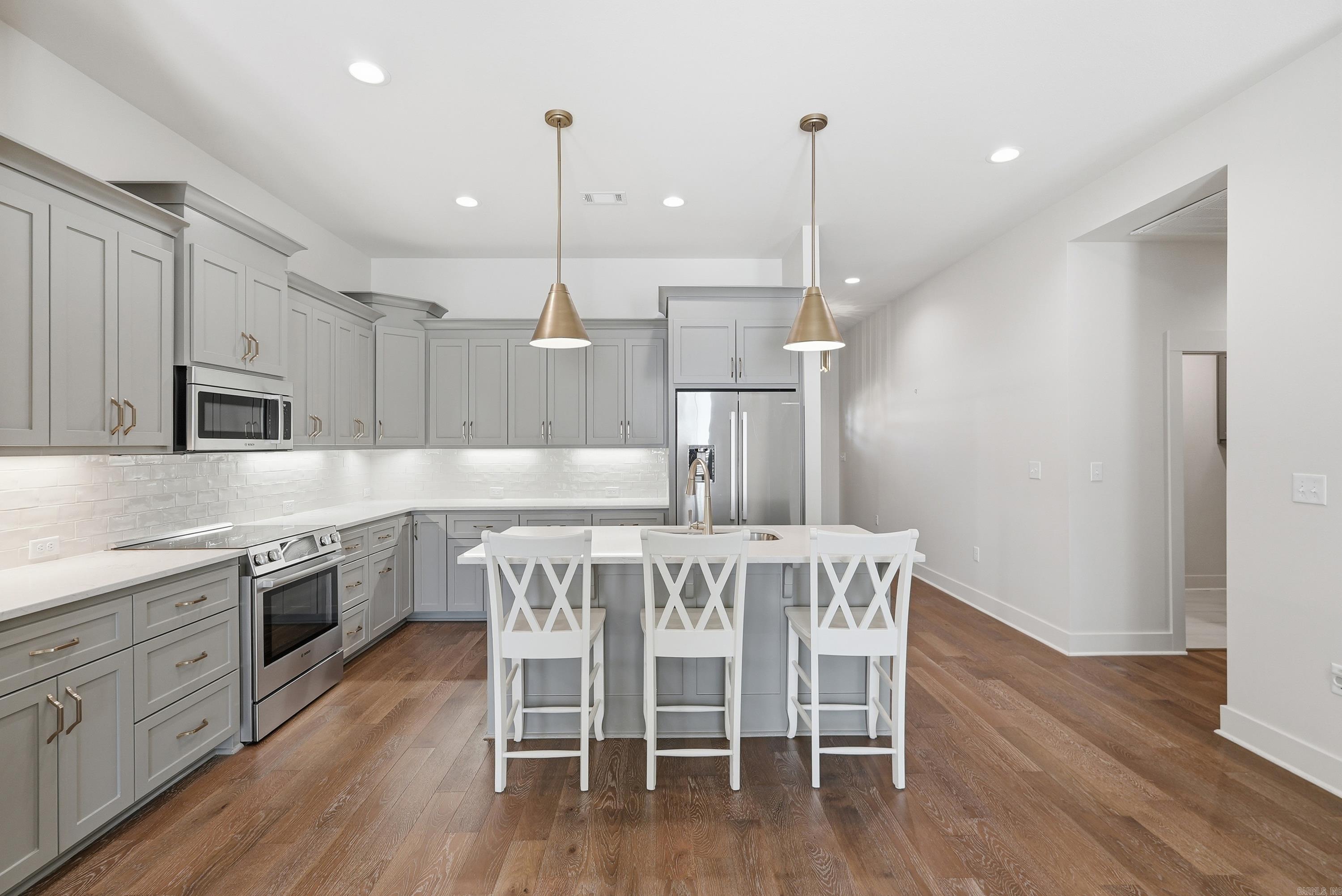 940 Woodland Cove