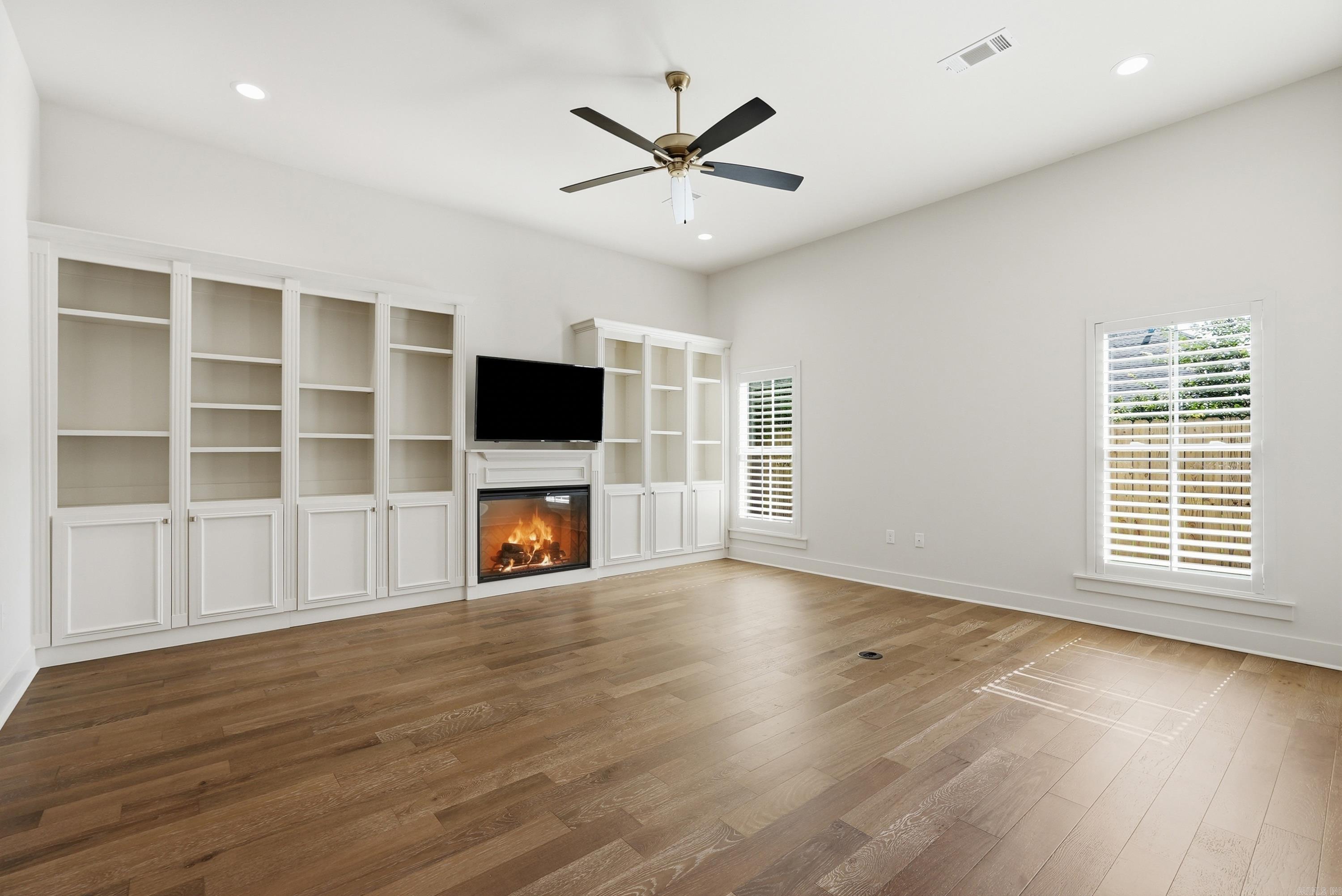 940 Woodland Cove