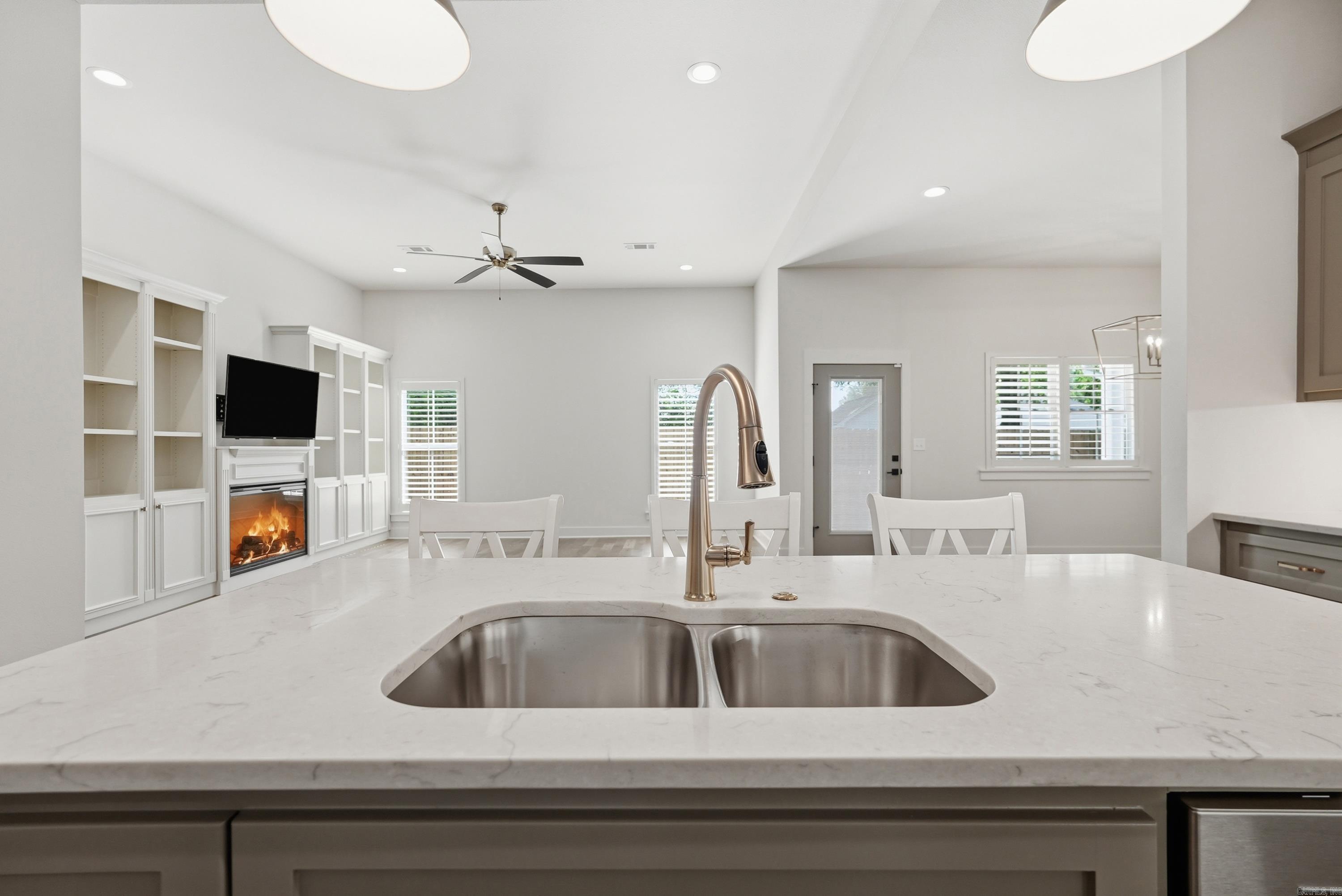 940 Woodland Cove