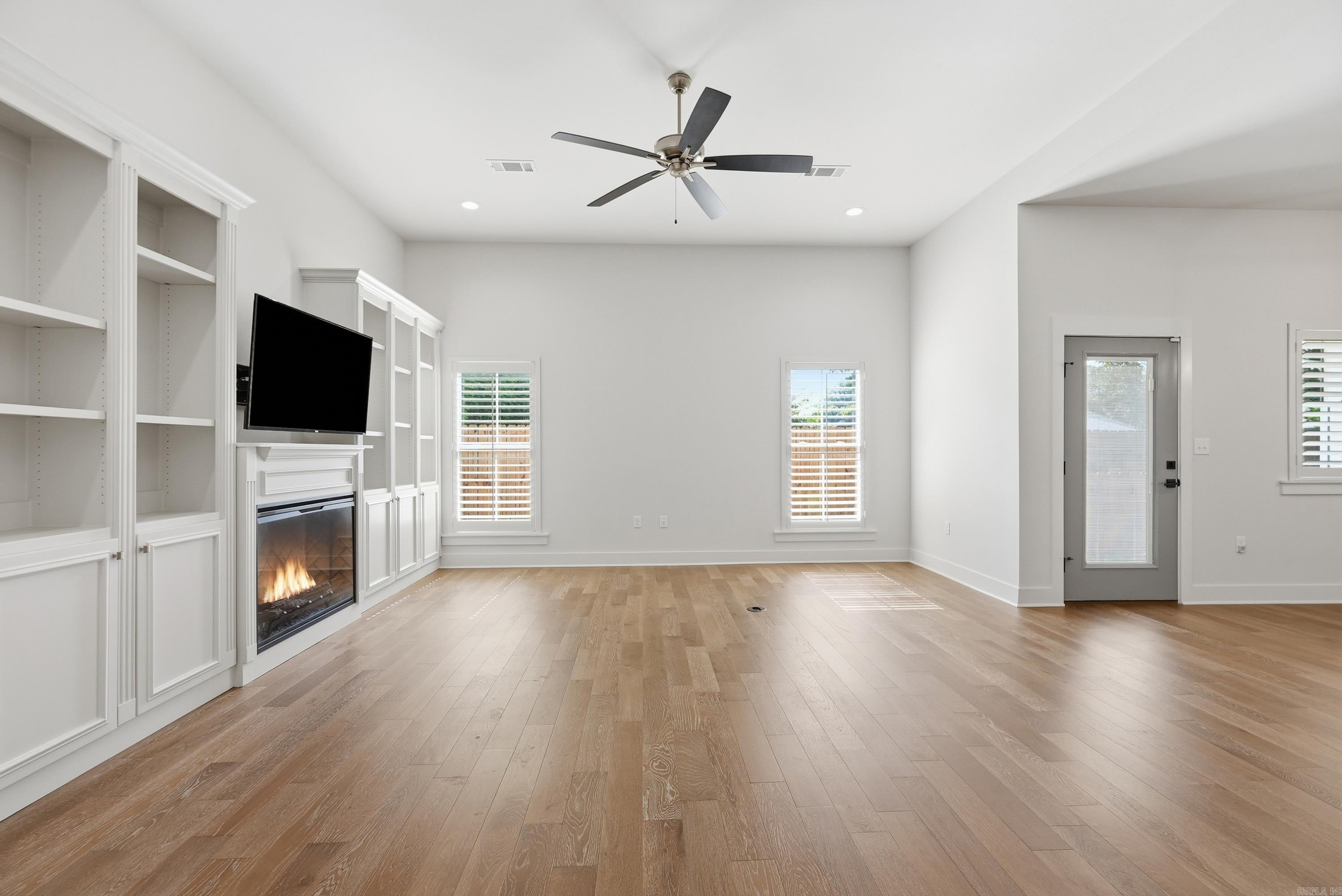 940 Woodland Cove