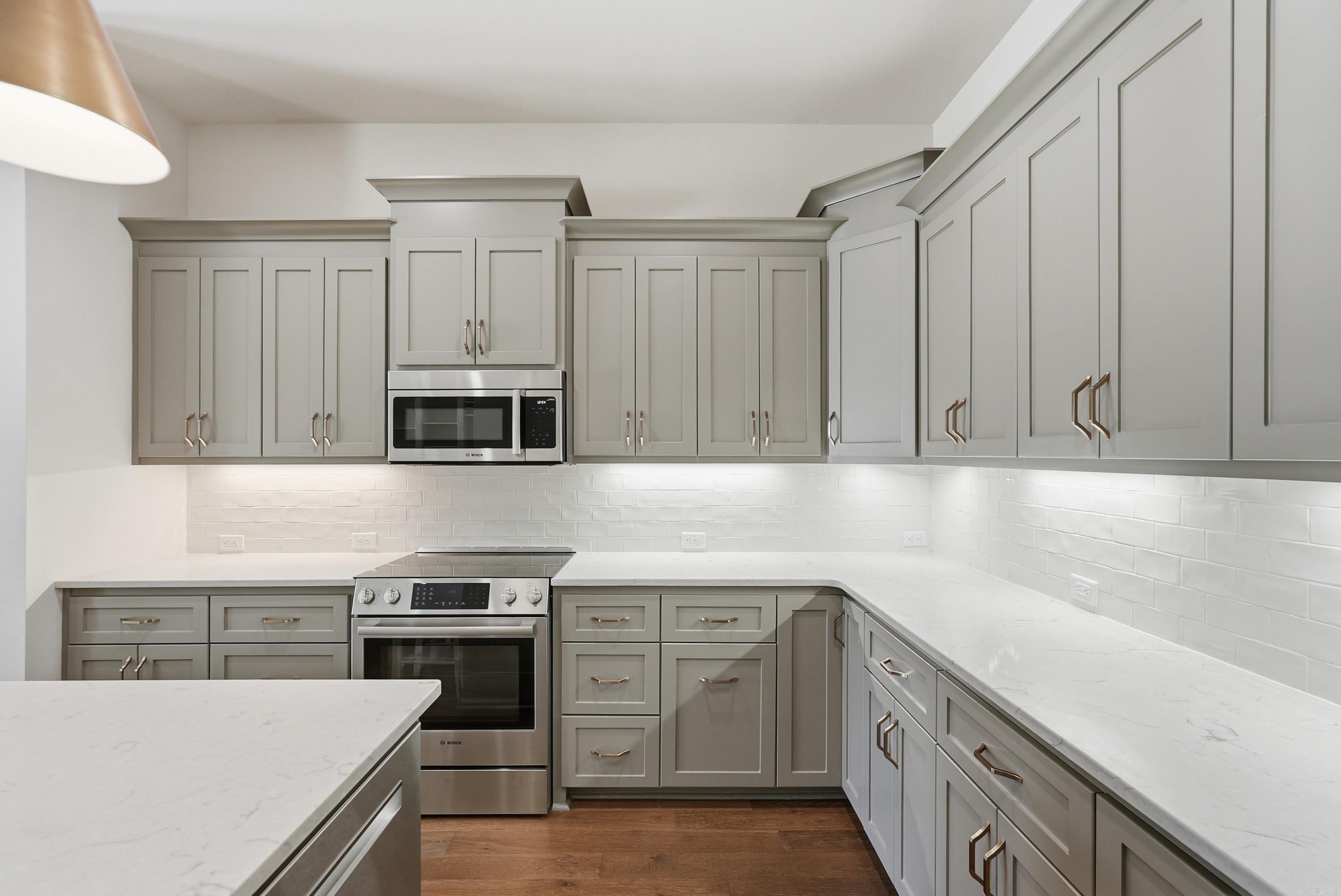 940 Woodland Cove
