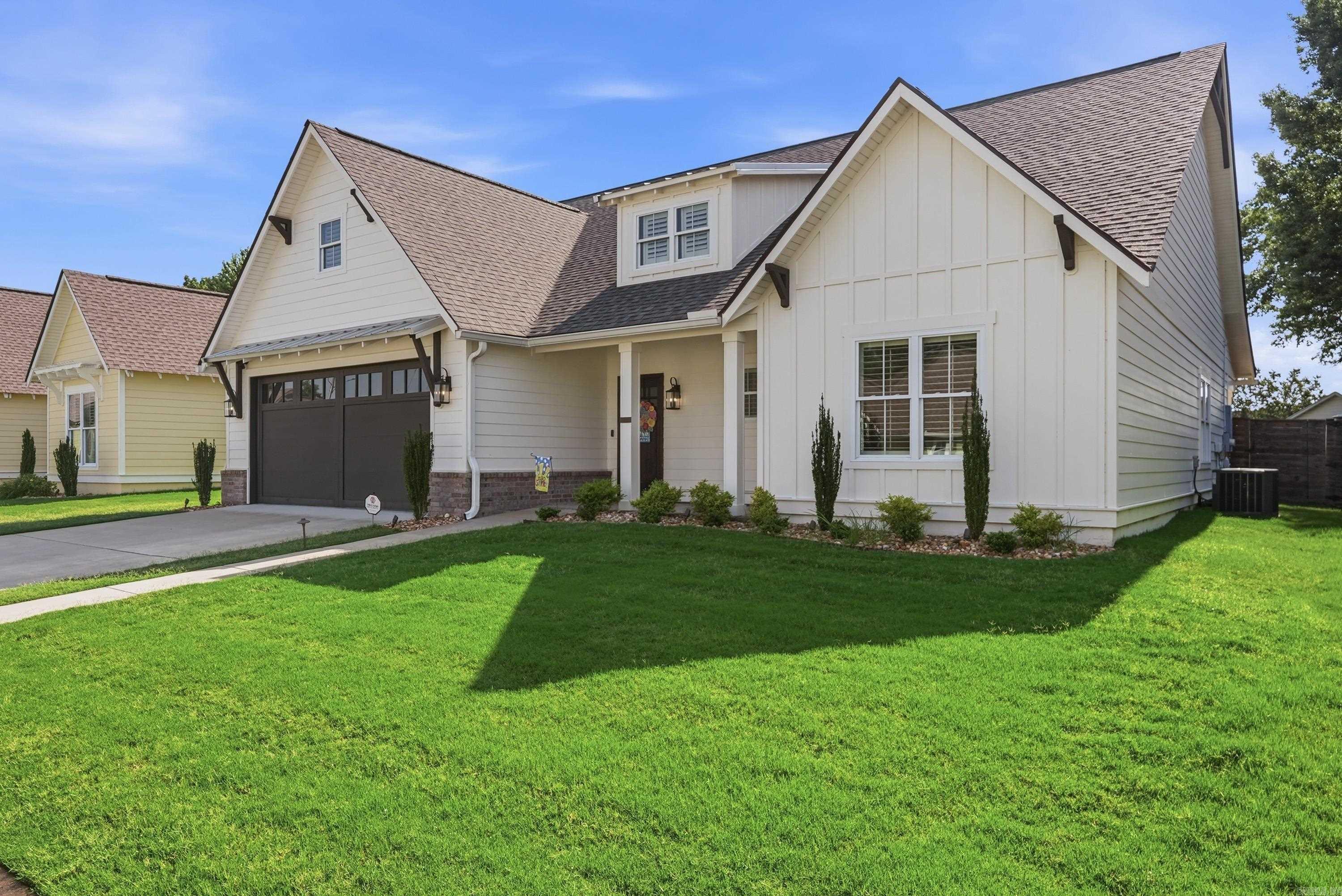940 Woodland Cove