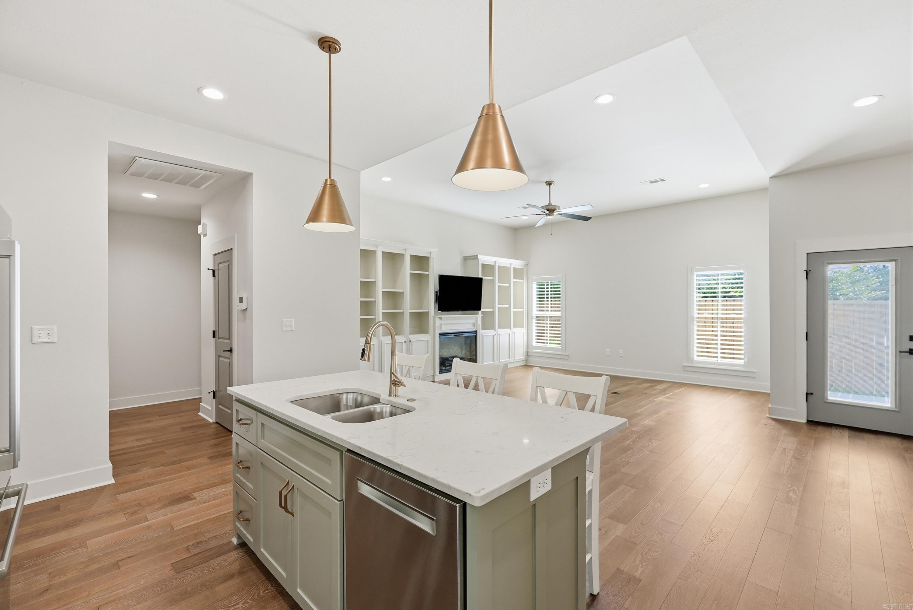 940 Woodland Cove