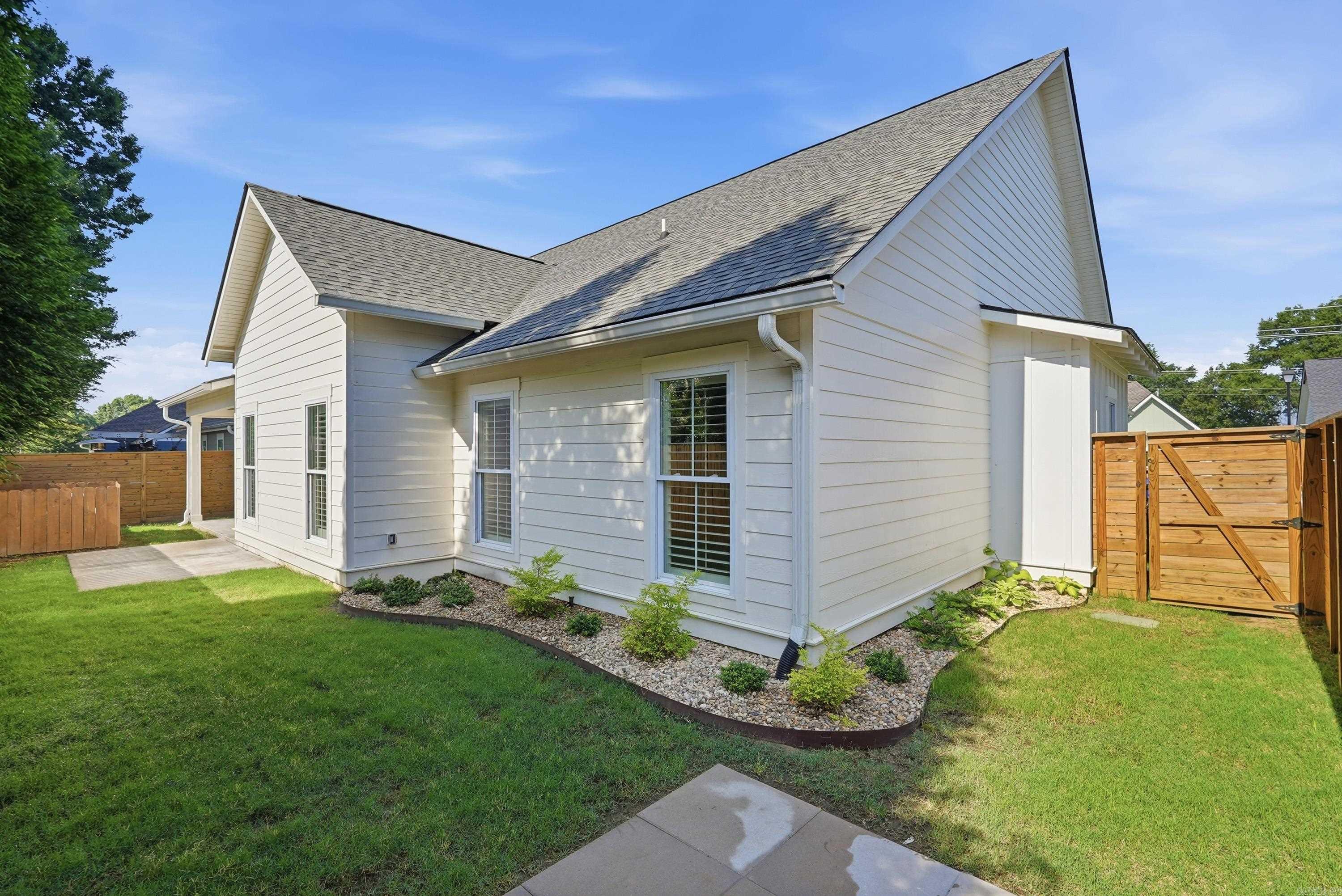 940 Woodland Cove