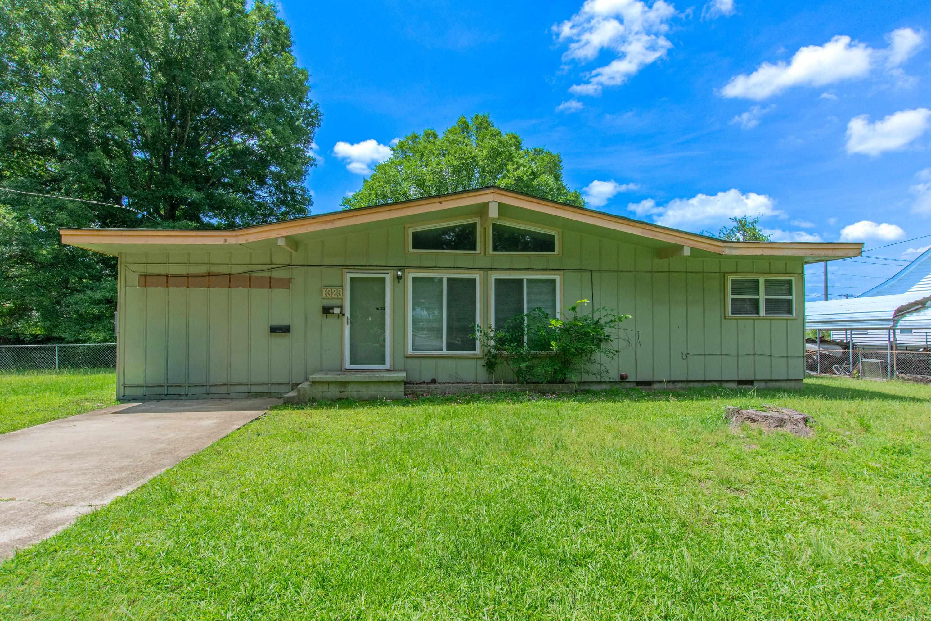 1323 Columbia Ave