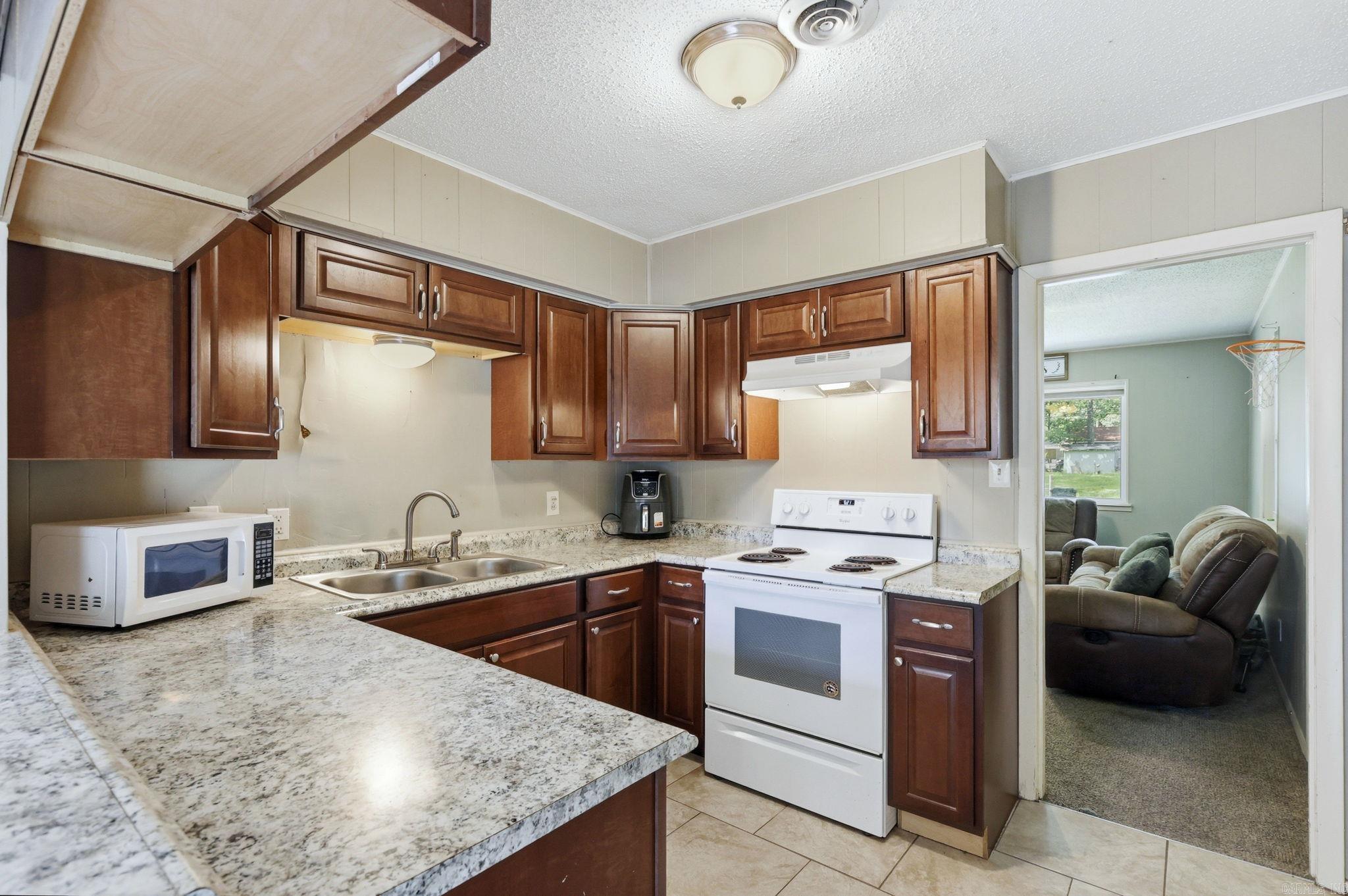 3809 Arapaho Trail