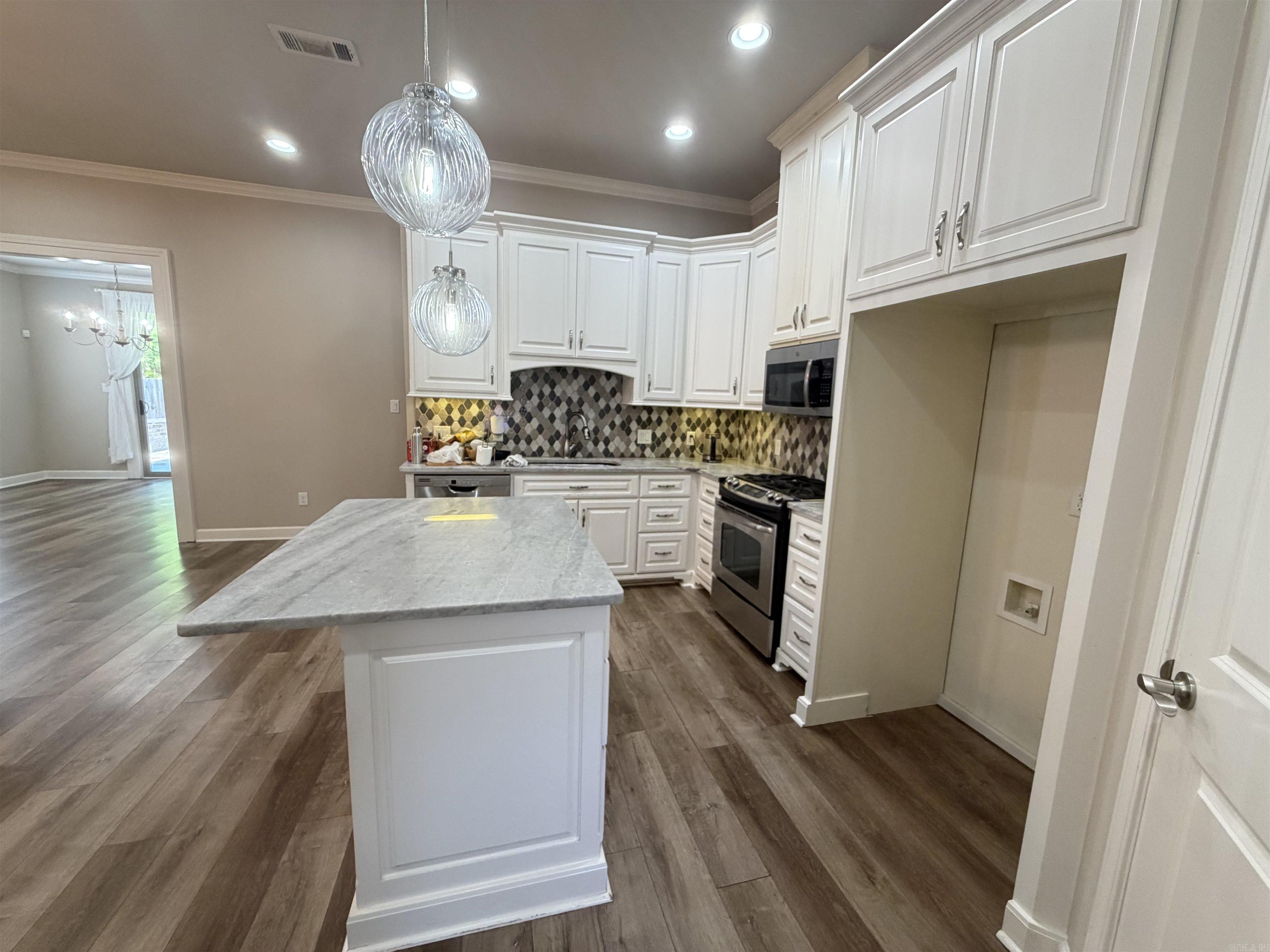 4 piper ln
