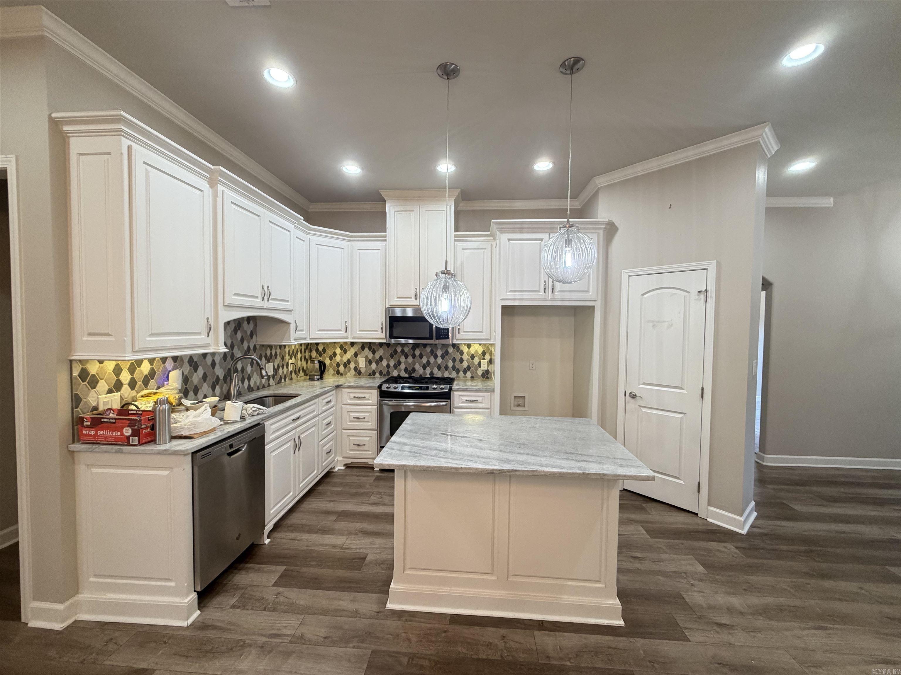 4 piper ln