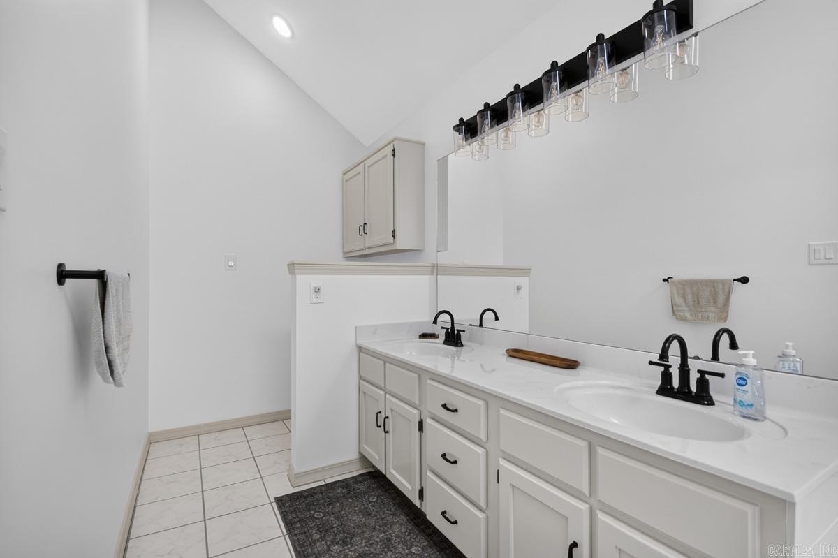 1404 Faircove Loop