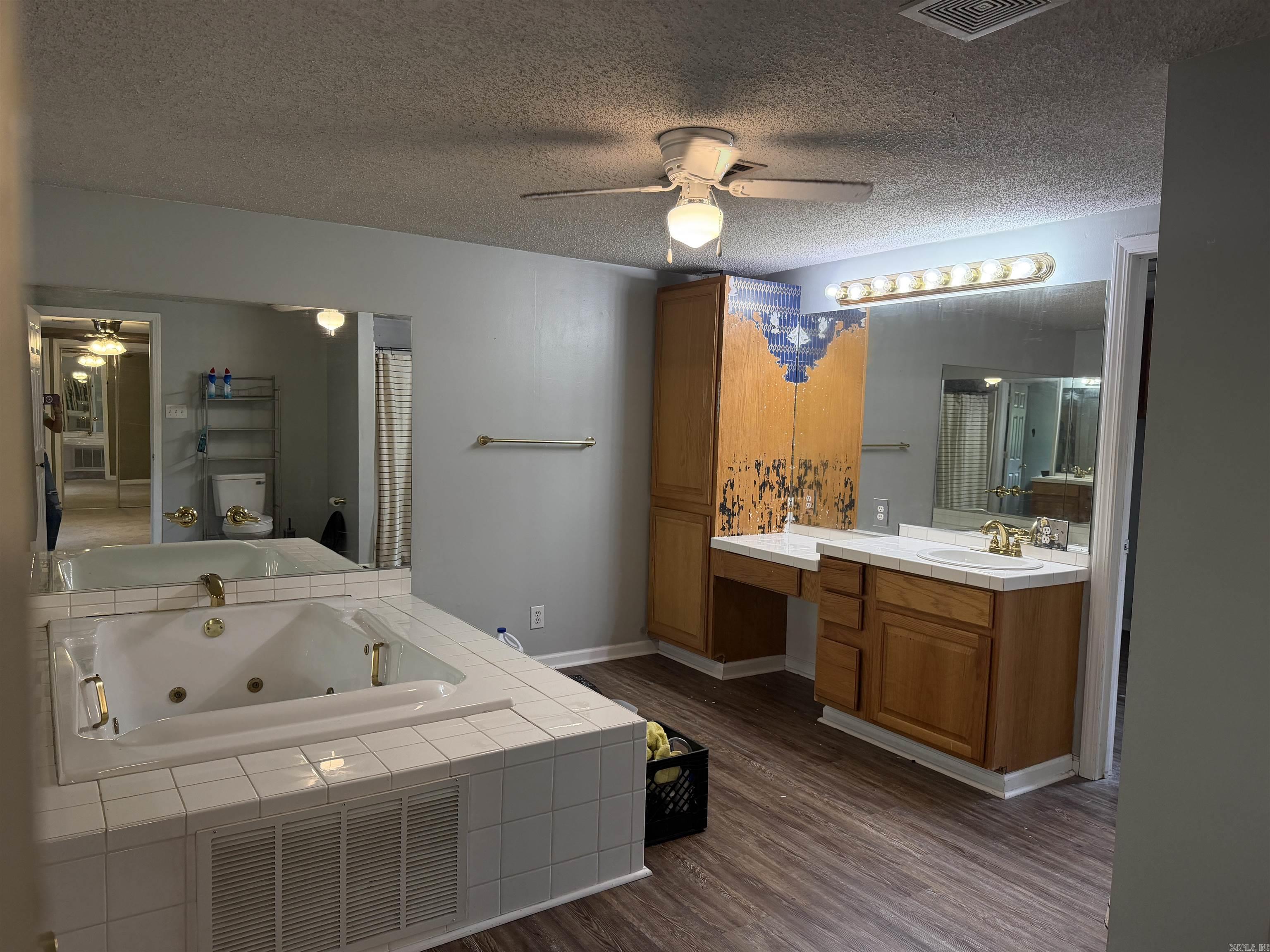 2604 Oakwood Cove