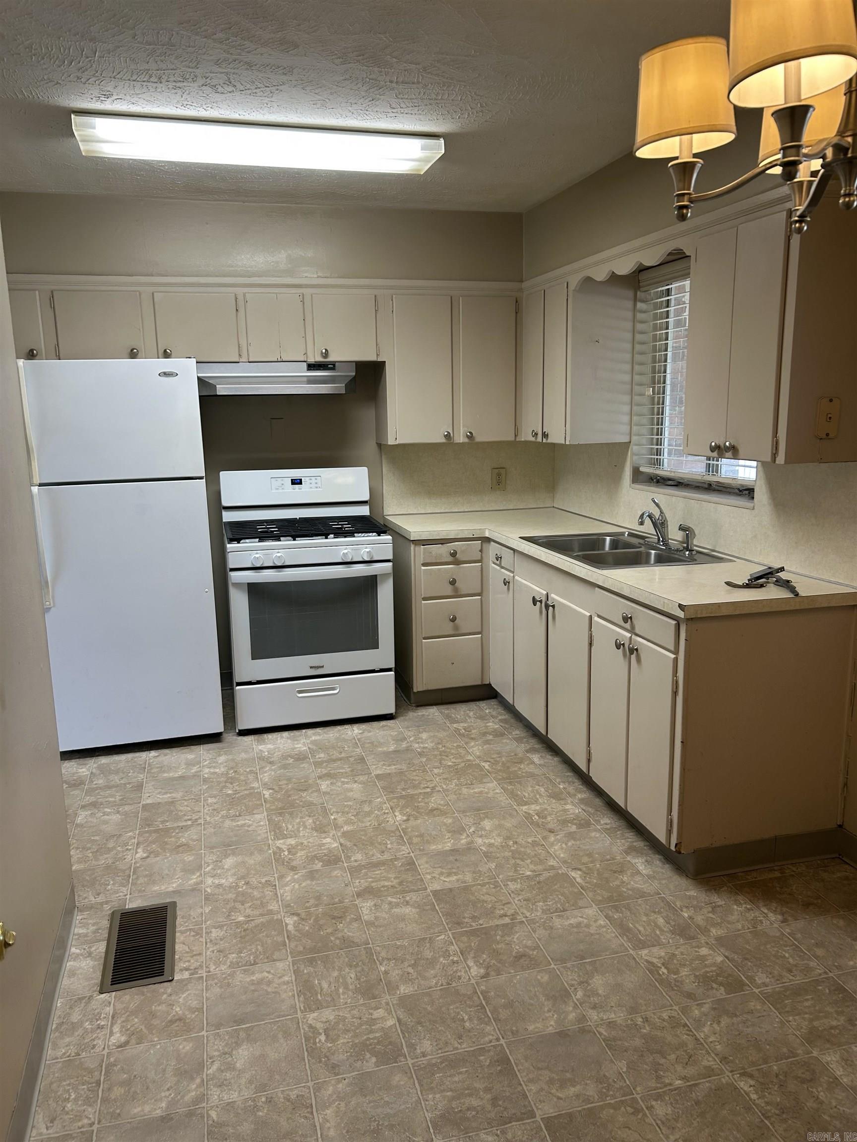 39 Broadmoor Dr
