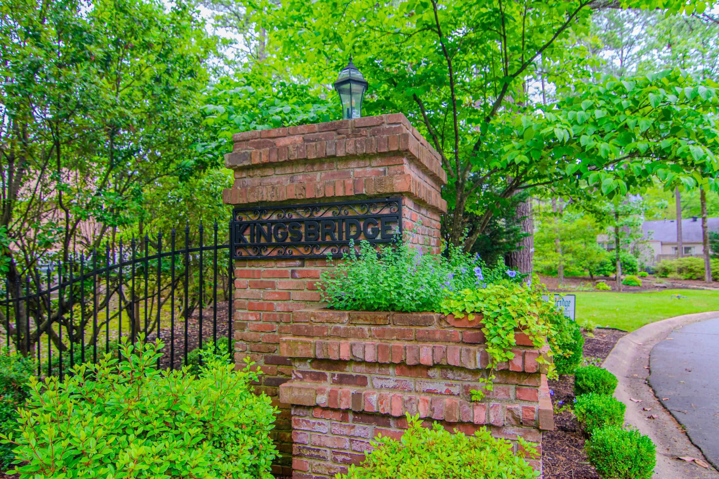 8 Kingsbridge Way Unit: Apt 8