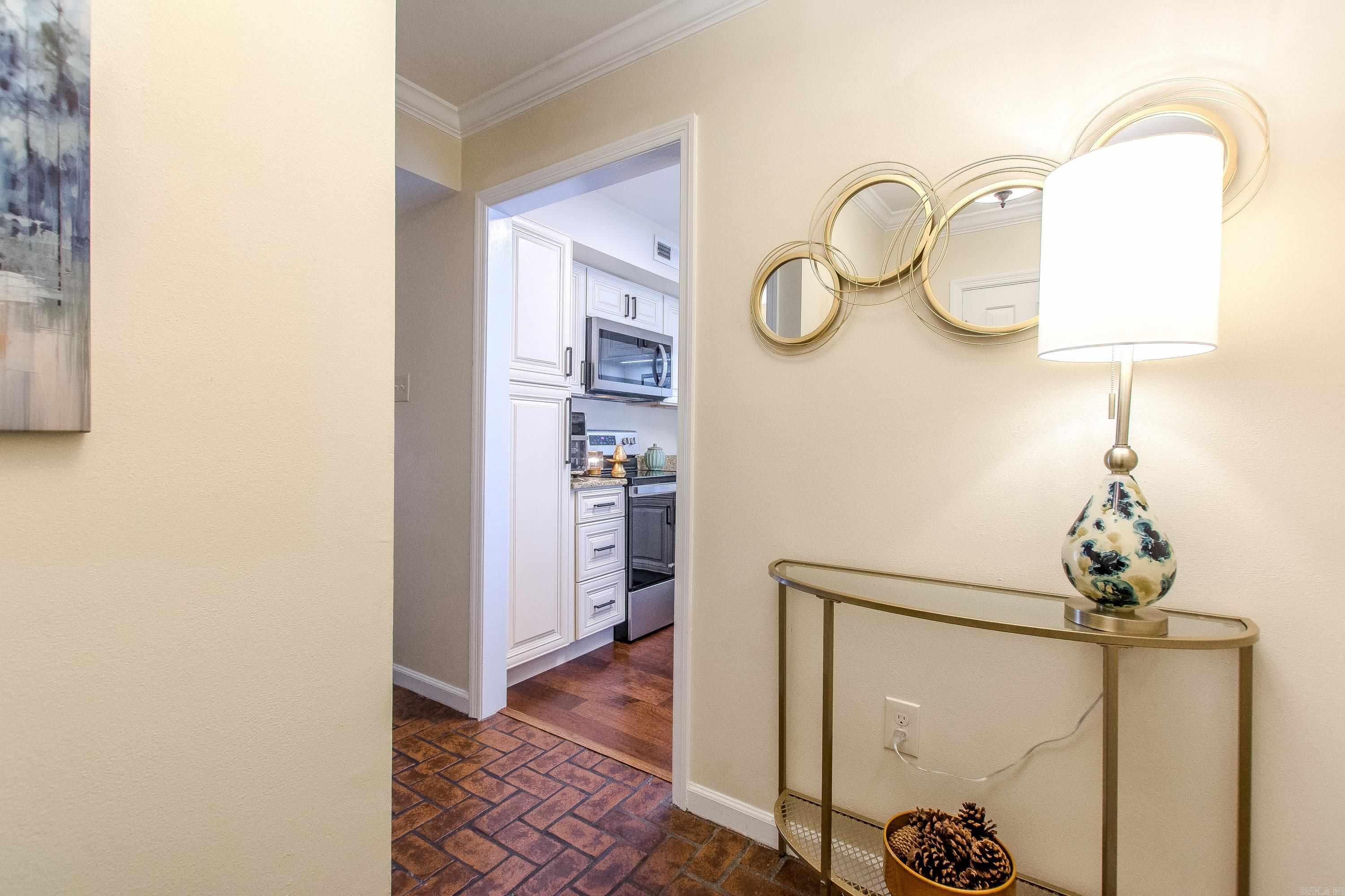 8 Kingsbridge Way Unit: Apt 8