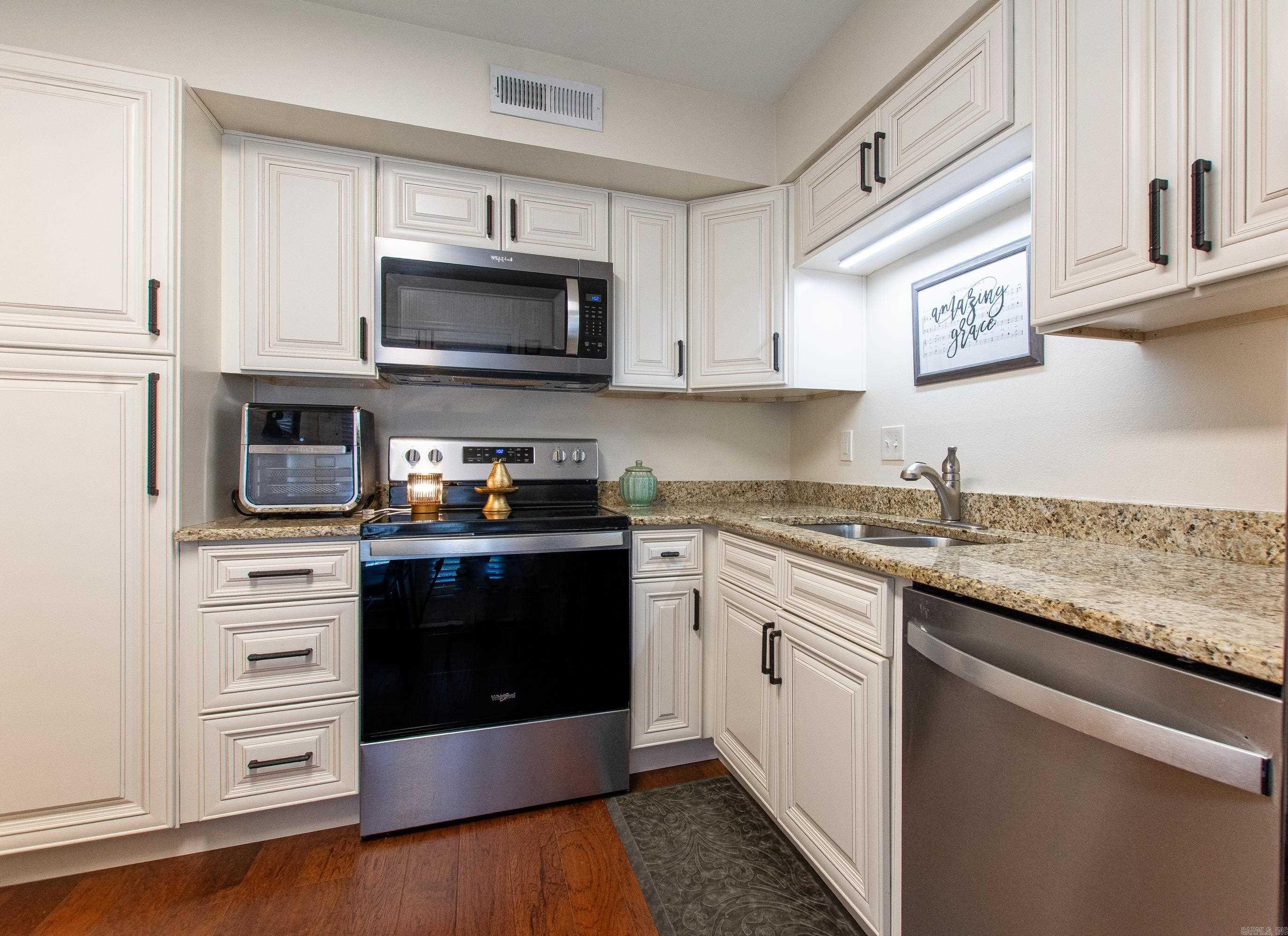 8 Kingsbridge Way Unit: Apt 8
