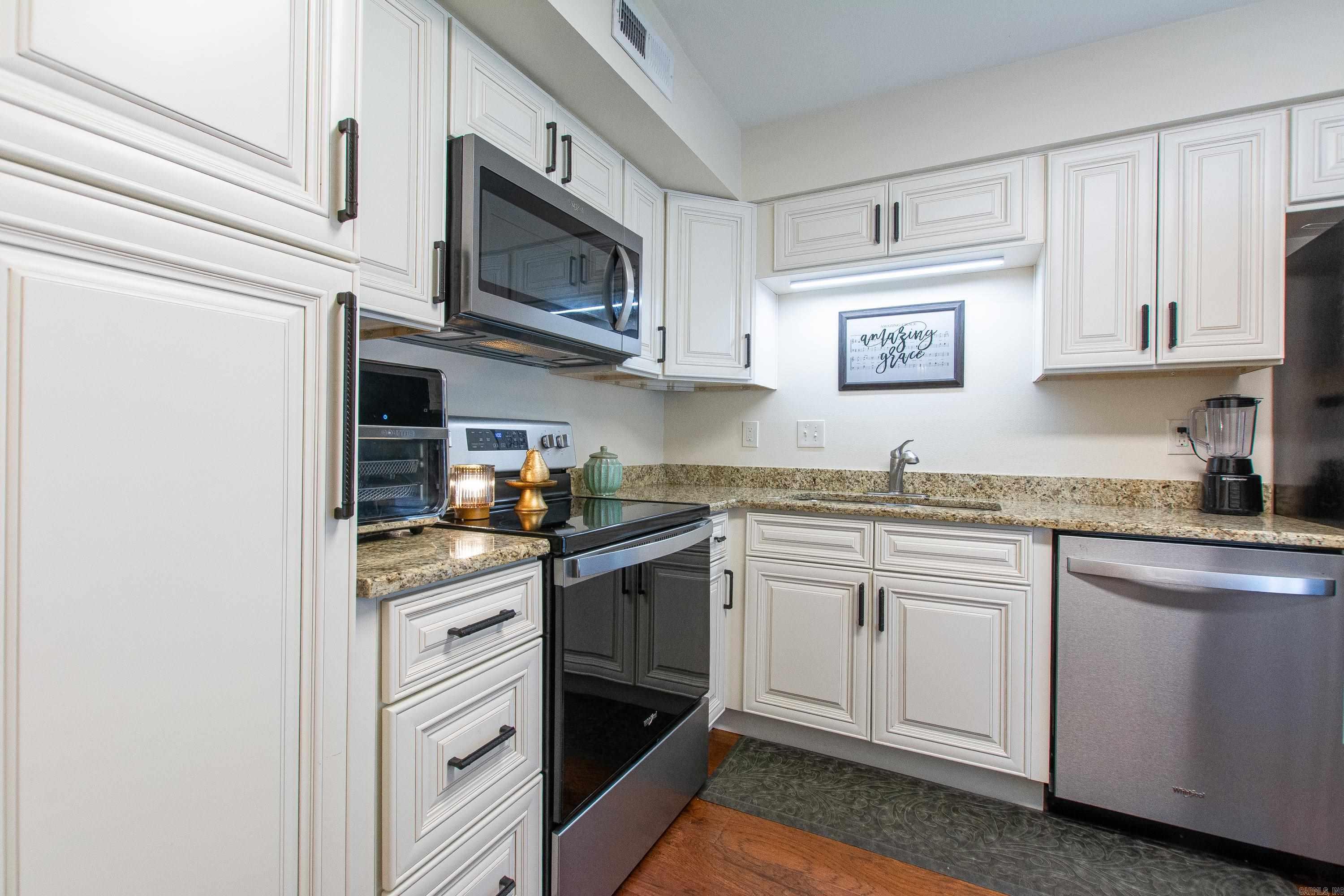 8 Kingsbridge Way Unit: Apt 8