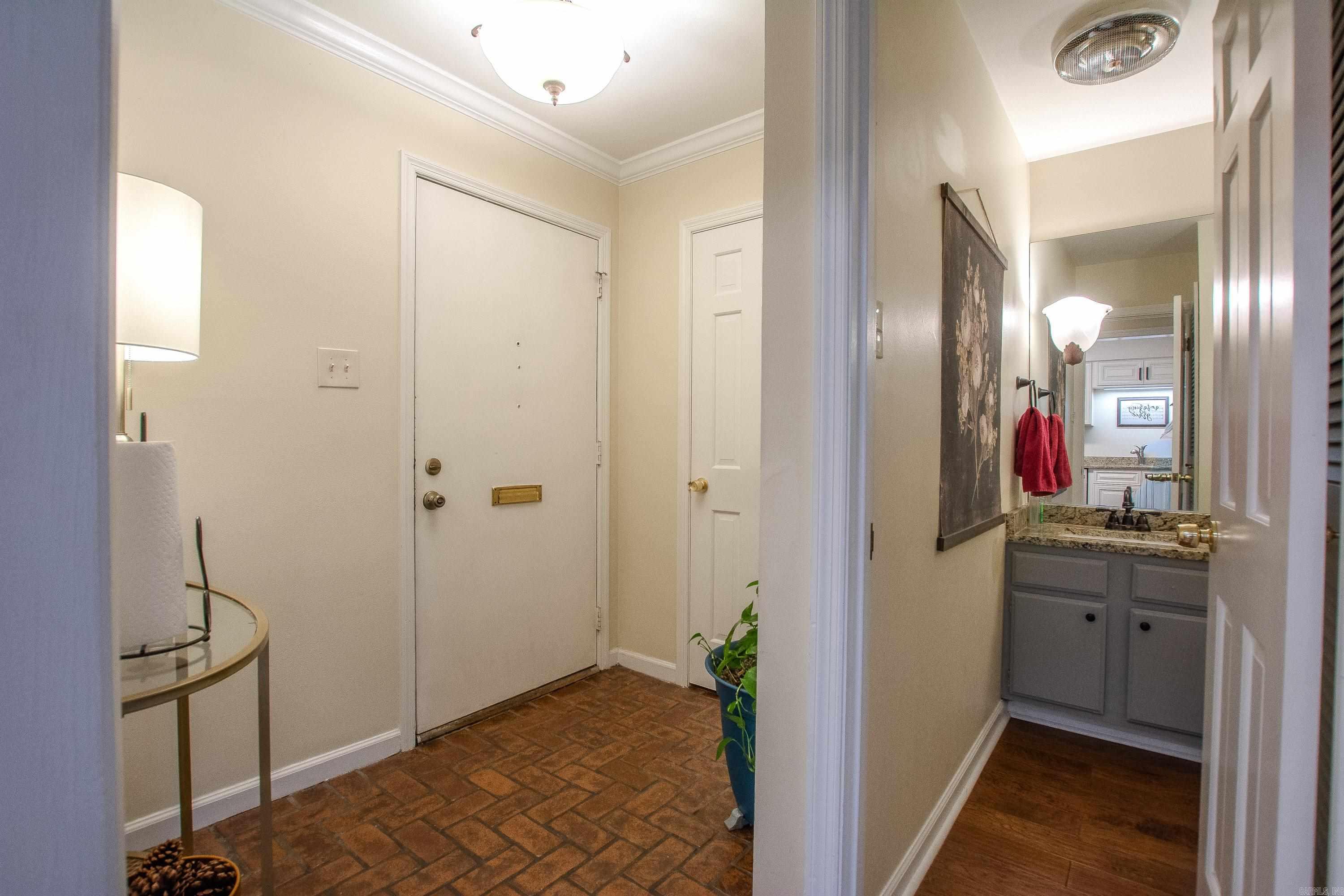 8 Kingsbridge Way Unit: Apt 8