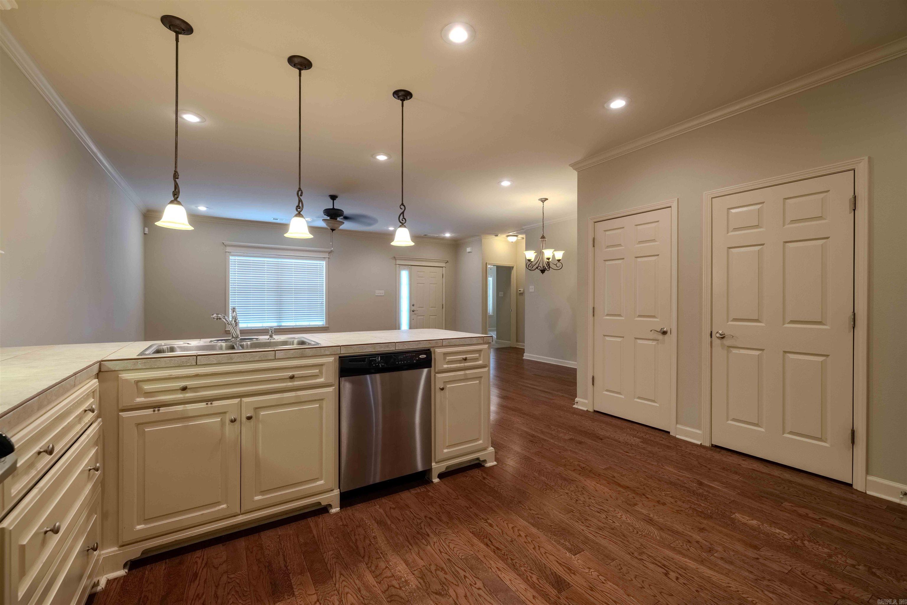 901 Stagecoach Village