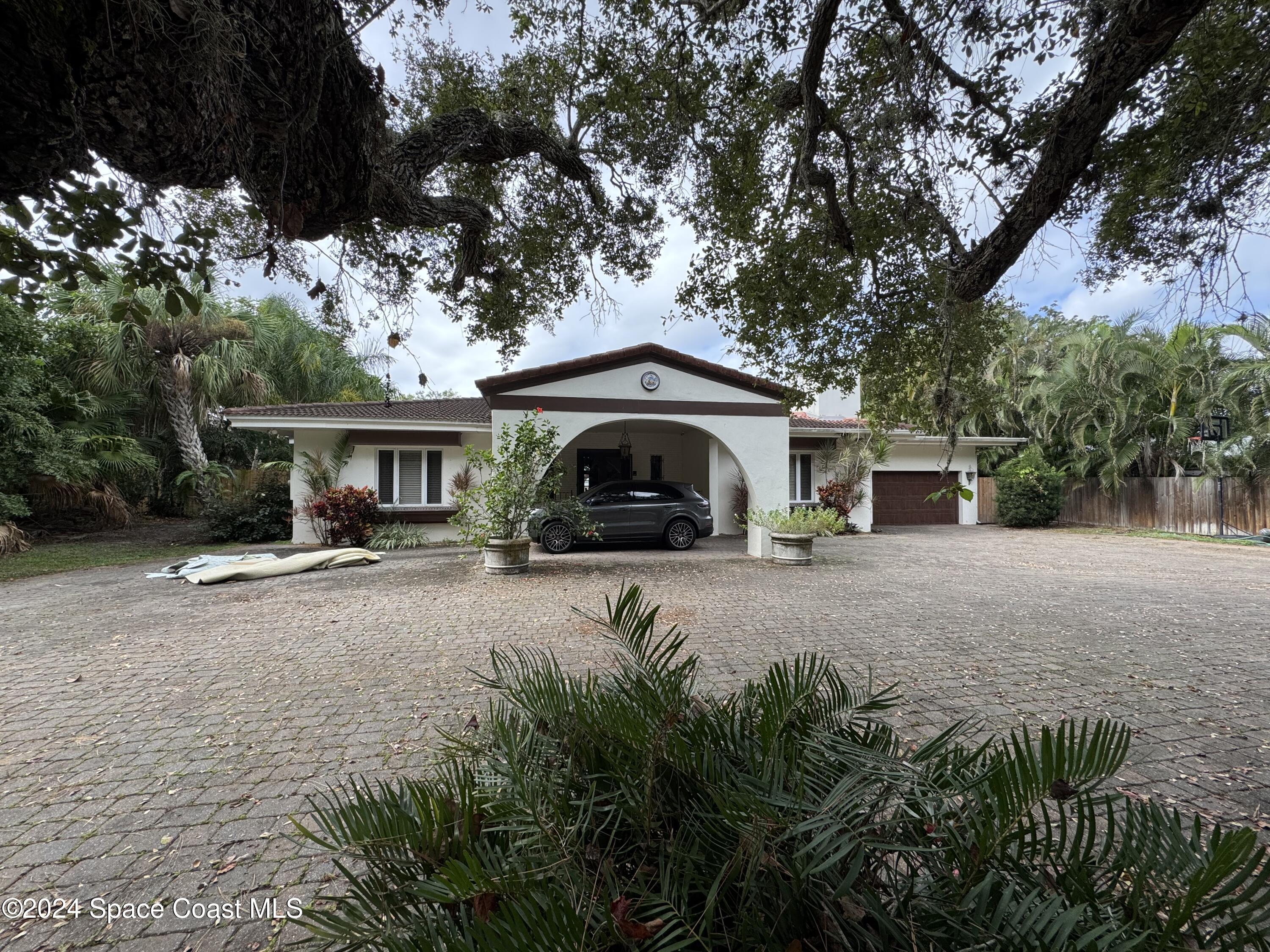 1406 S Riverside Drive