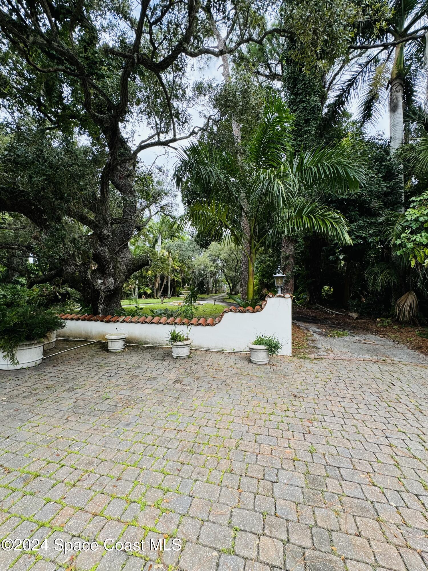1406 S Riverside Drive