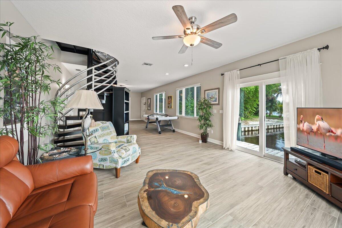 1072 Hyde Park Lane