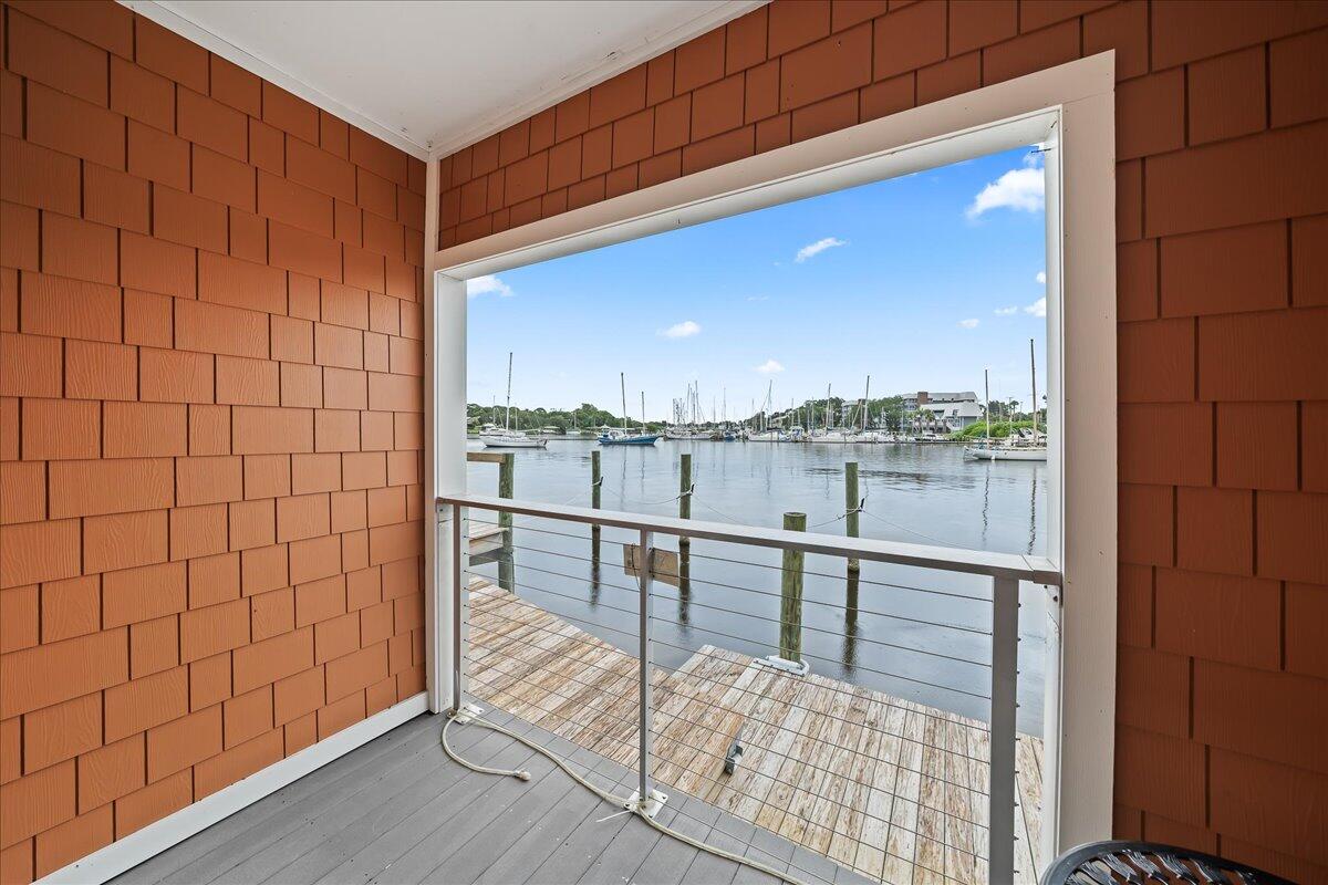 1072 Hyde Park Lane