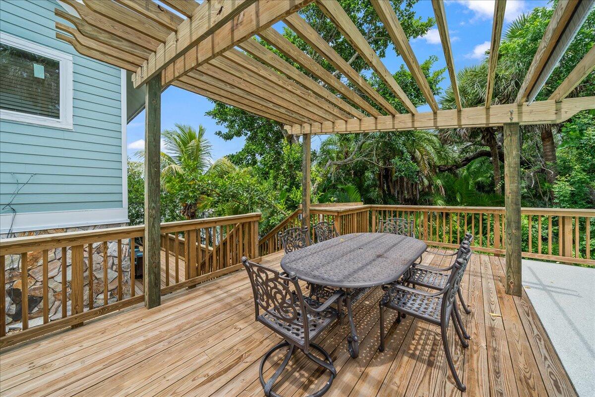 1072 Hyde Park Lane