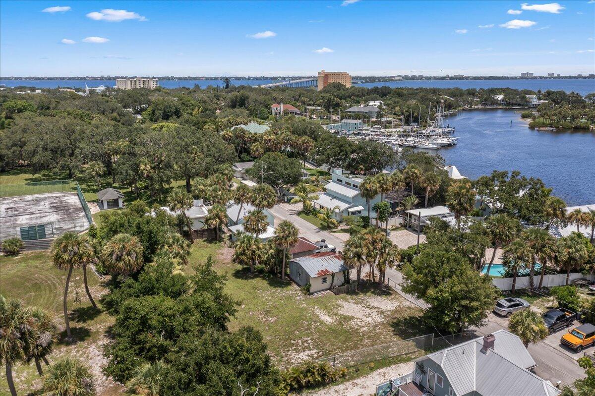 1072 Hyde Park Lane