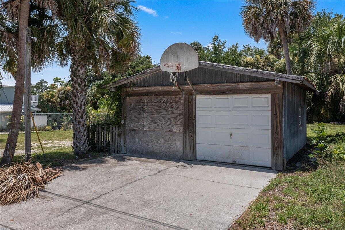 1072 Hyde Park Lane