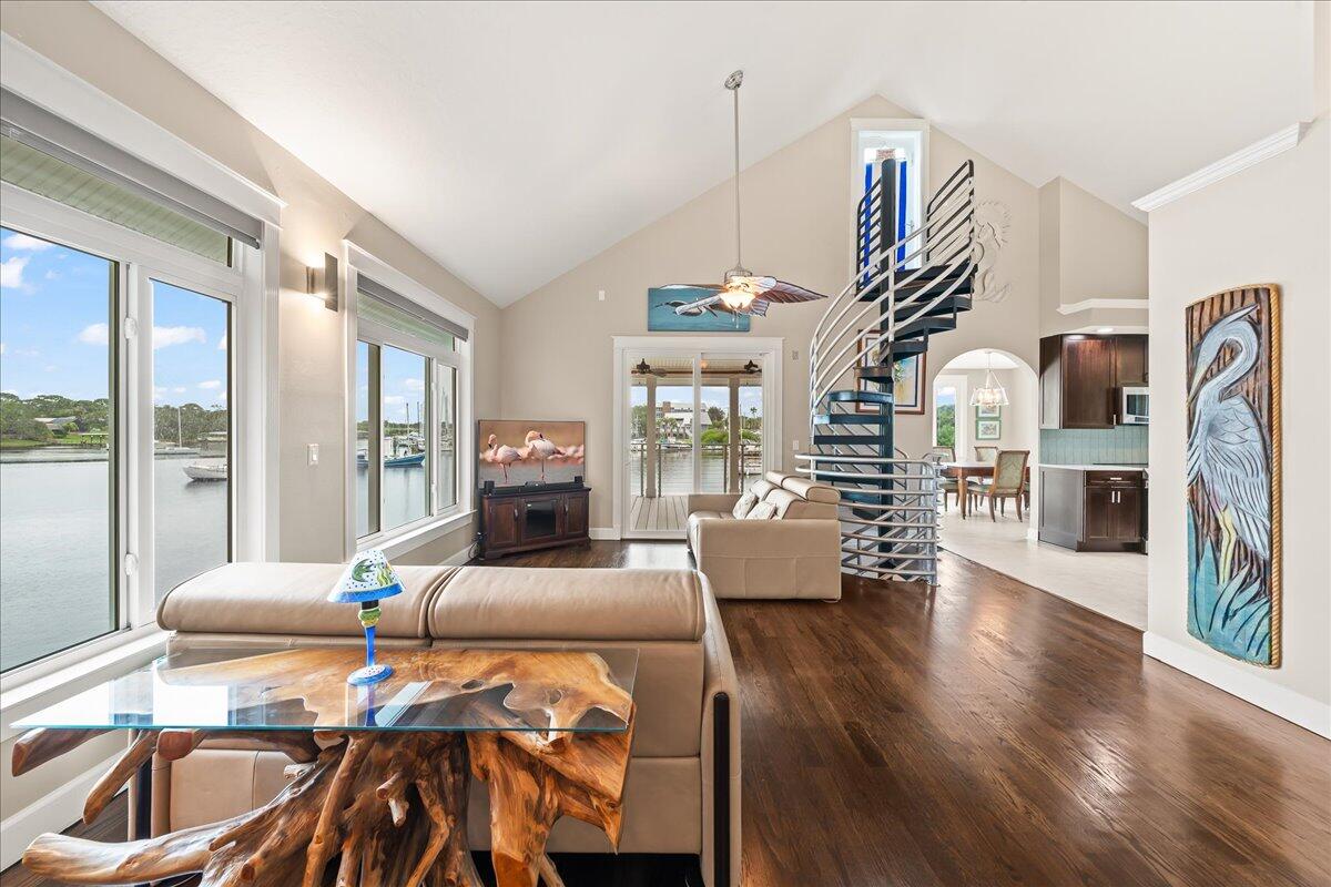 1072 Hyde Park Lane