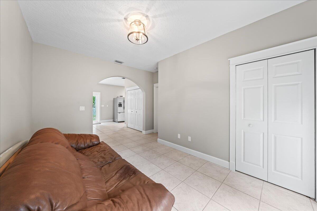 1072 Hyde Park Lane