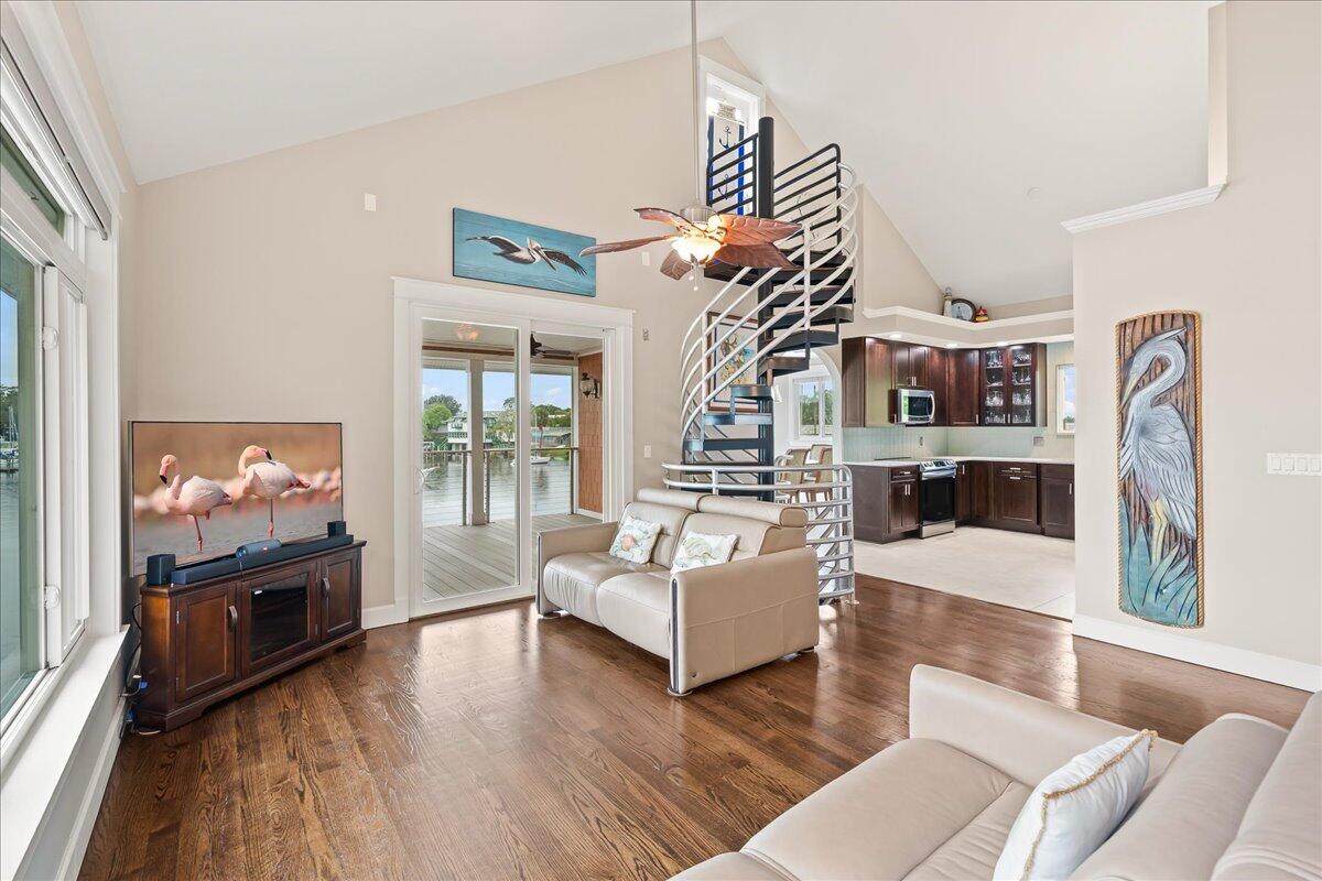 1072 Hyde Park Lane