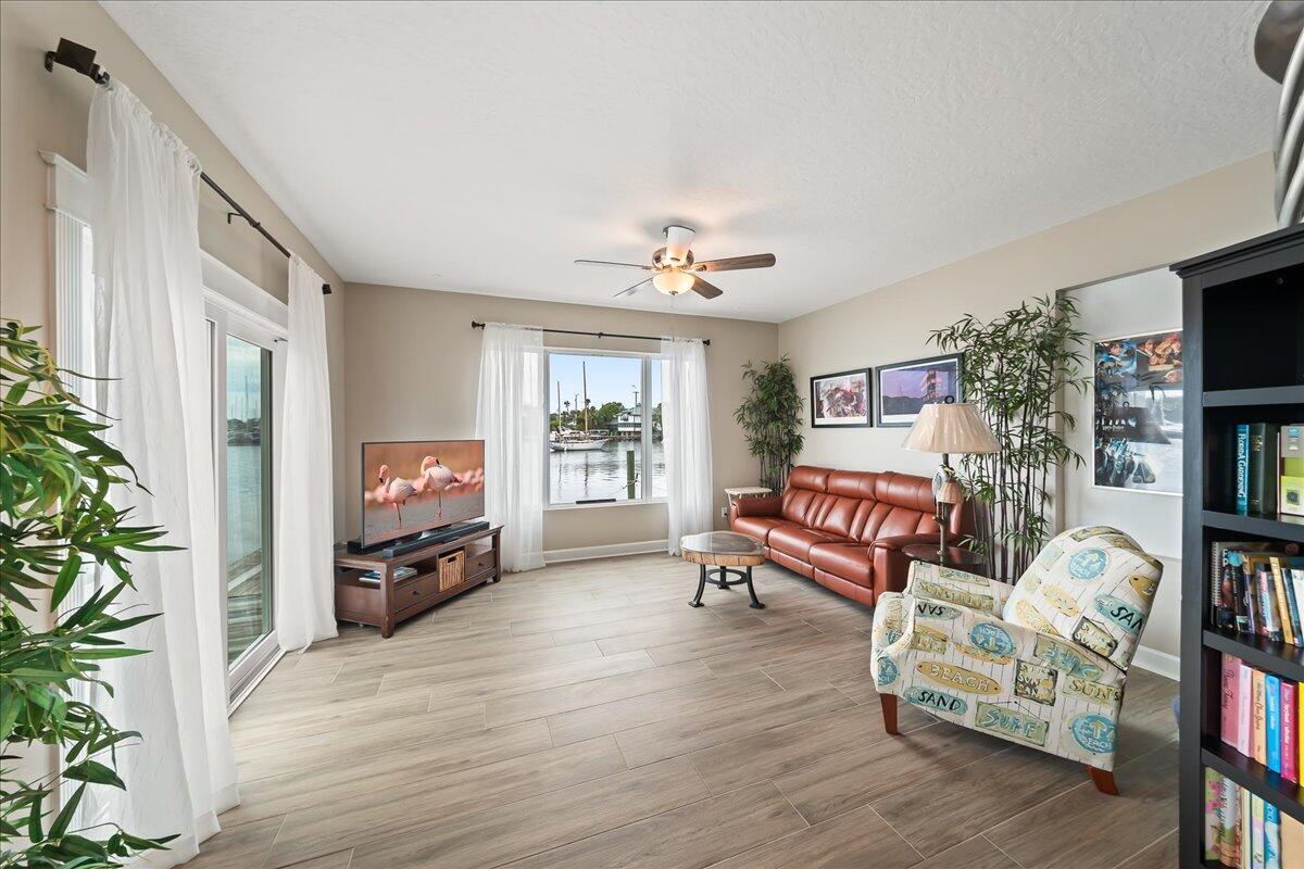 1072 Hyde Park Lane