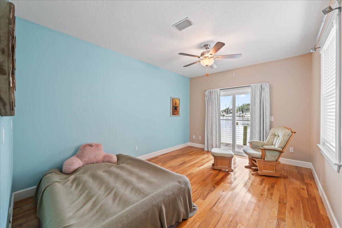 1072 Hyde Park Lane