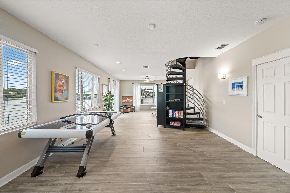 1072 Hyde Park Lane
