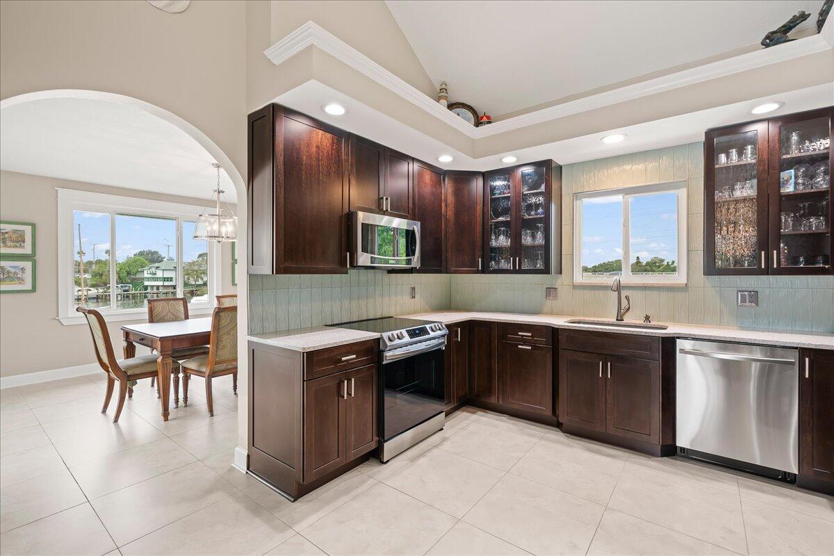 1072 Hyde Park Lane
