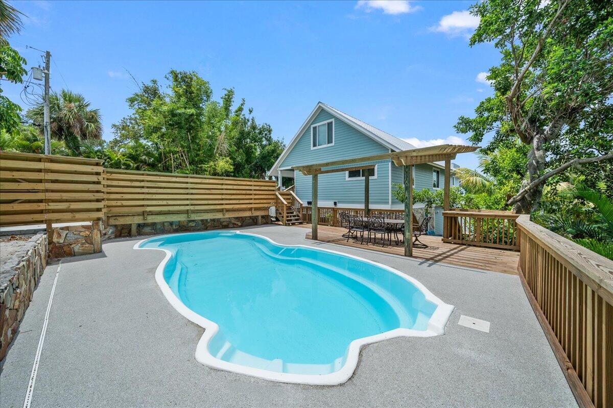 1072 Hyde Park Lane