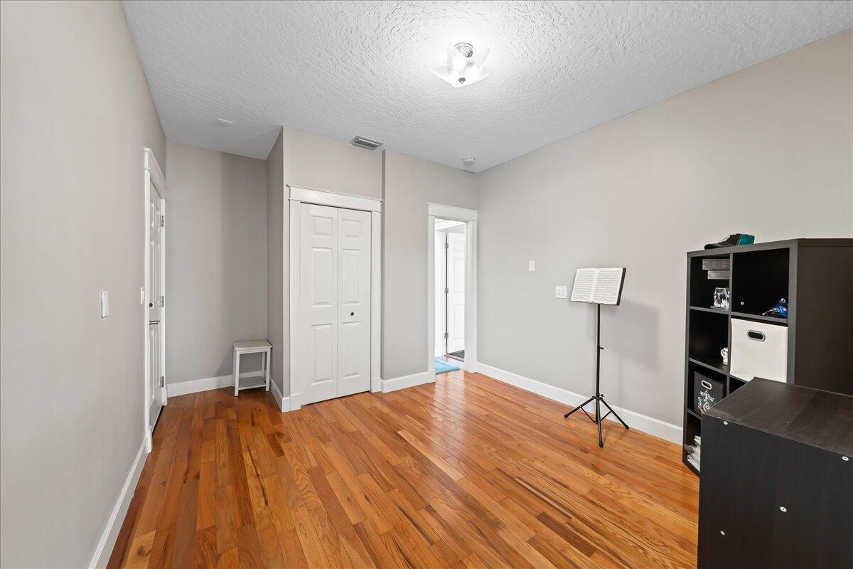 1072 Hyde Park Lane