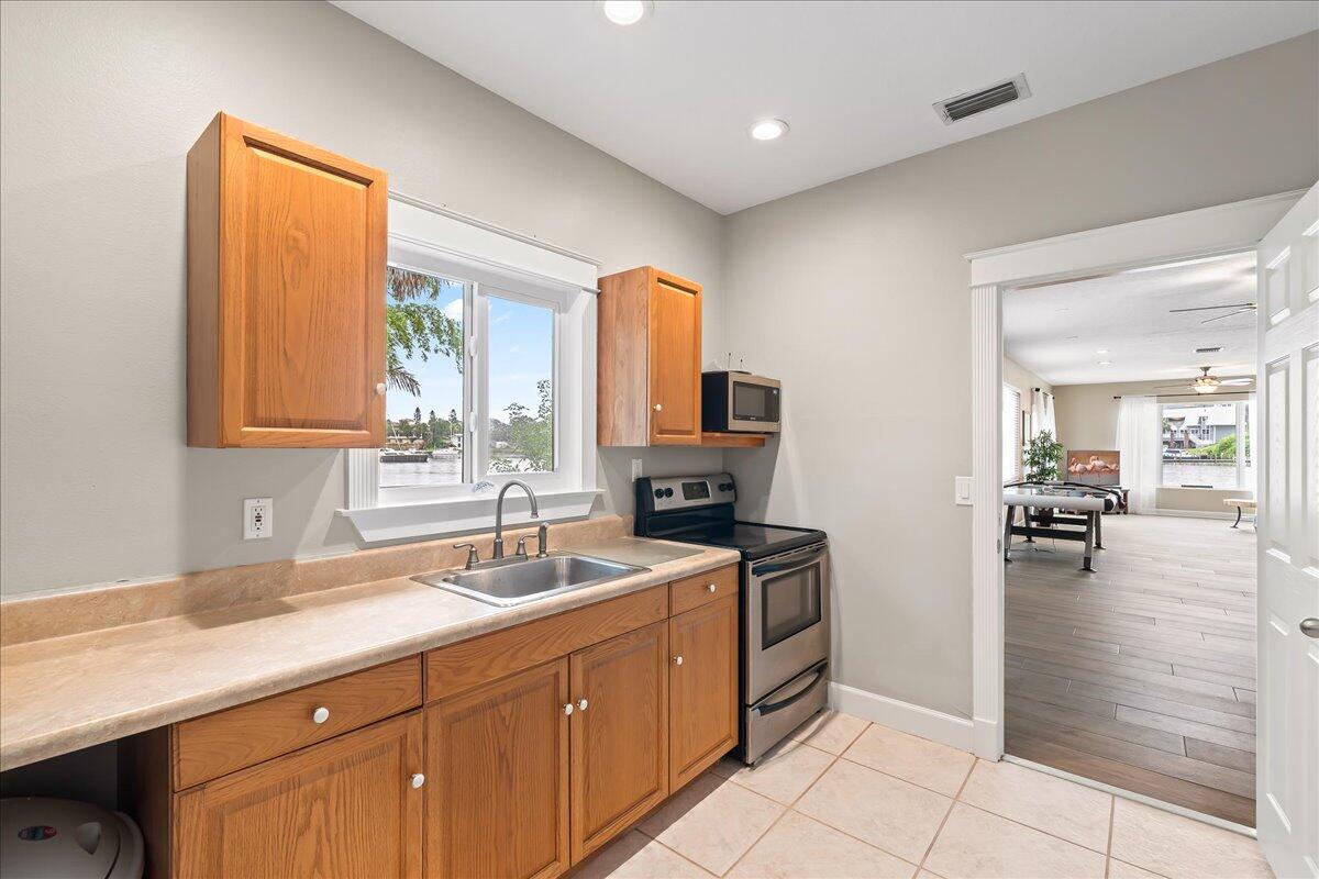 1072 Hyde Park Lane