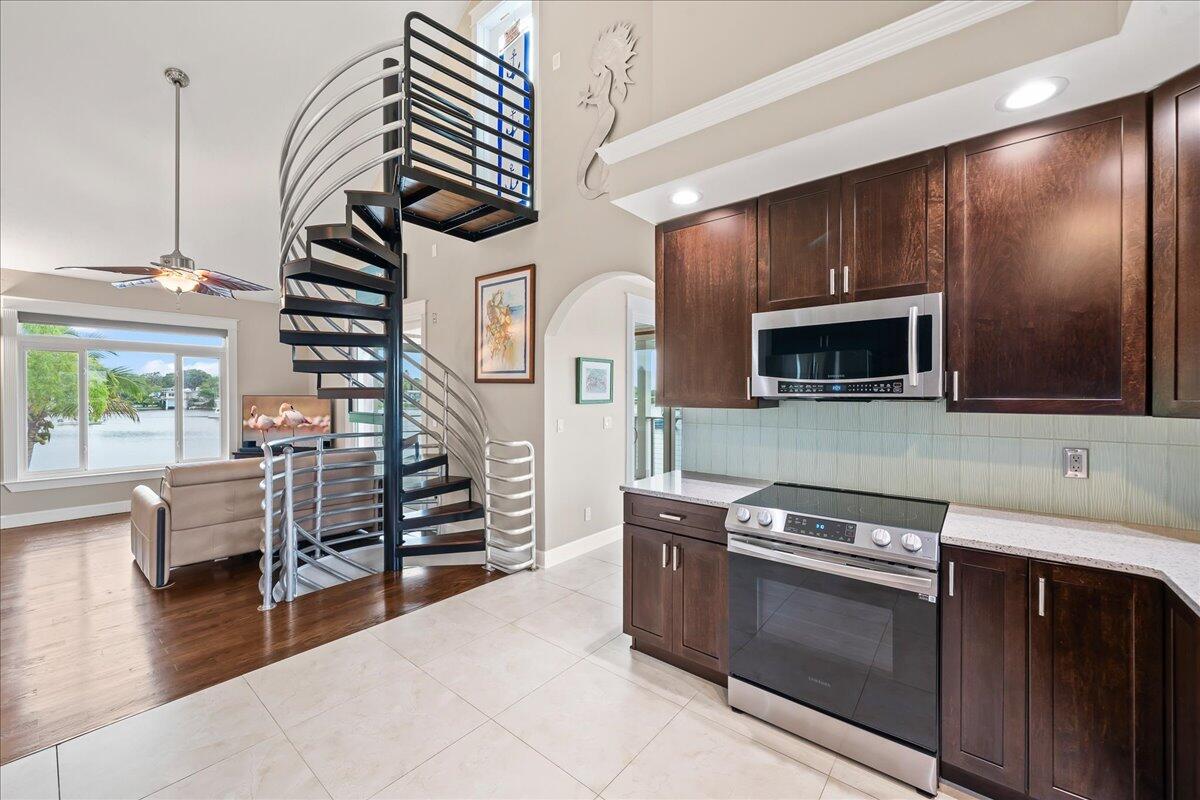 1072 Hyde Park Lane