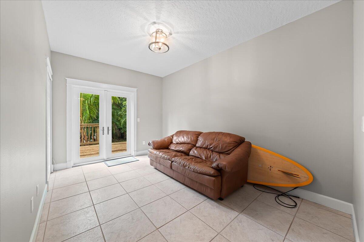 1072 Hyde Park Lane