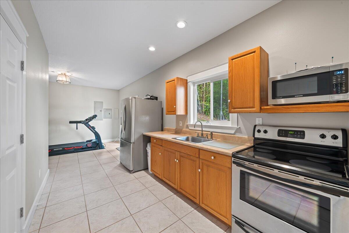 1072 Hyde Park Lane