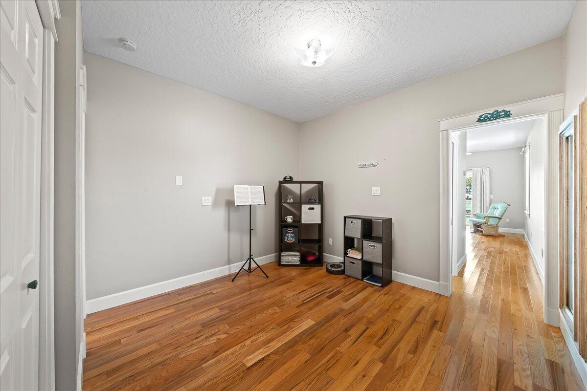 1072 Hyde Park Lane
